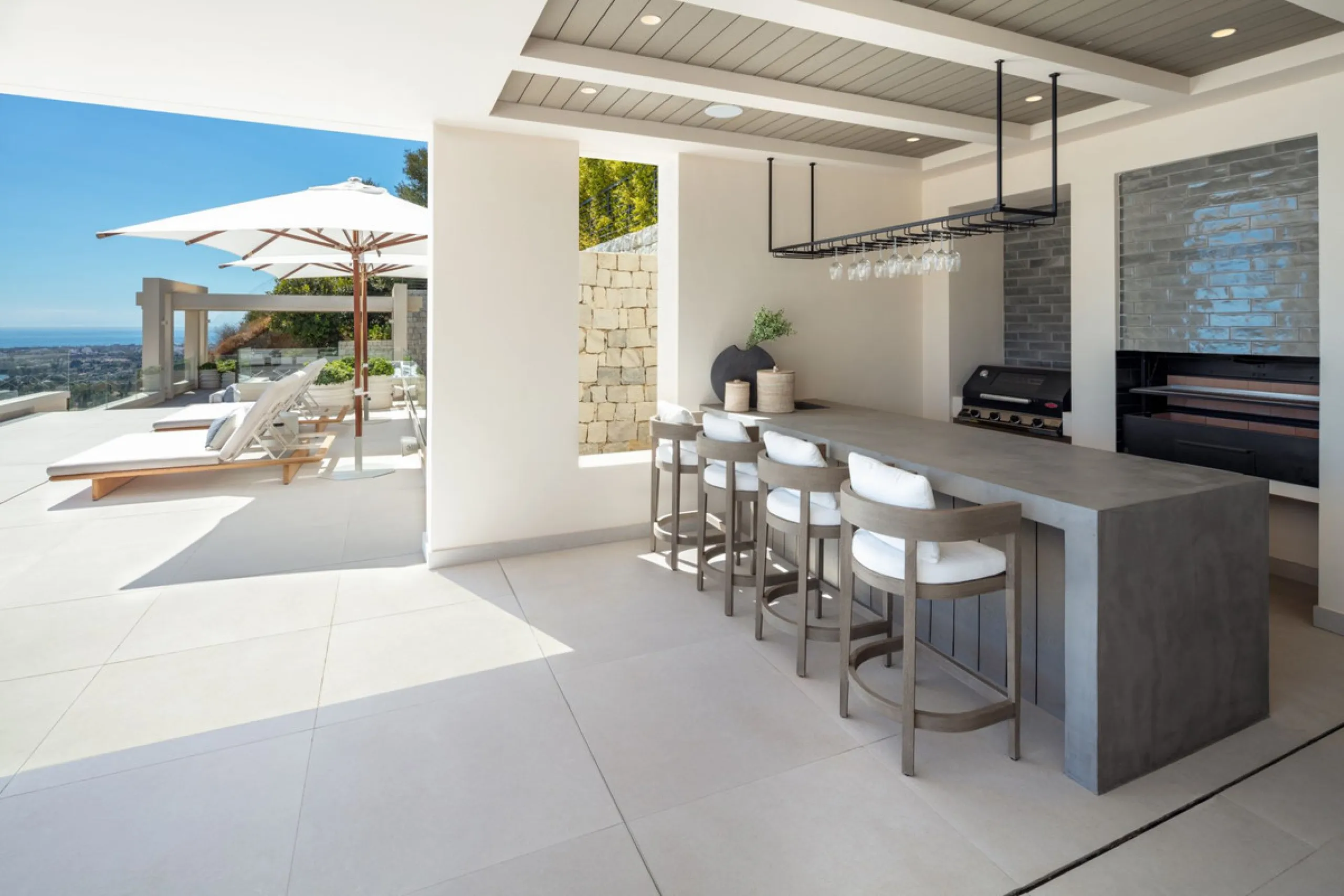 Bespoke and brand new contemporary home, situated on one of the last remaining available plots in El Herrojo, within the La Quinta Golf & Country Club resort, offering maximum accommodation in a prime location. The villa has been built and design to the h