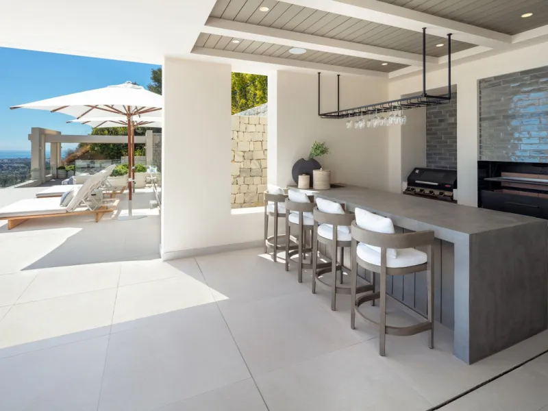 Bespoke and brand new contemporary home, situated on one of the last remaining available plots in El Herrojo, within the La Quinta Golf & Country Club resort, offering maximum accommodation in a prime location. The villa has been built and design to the h