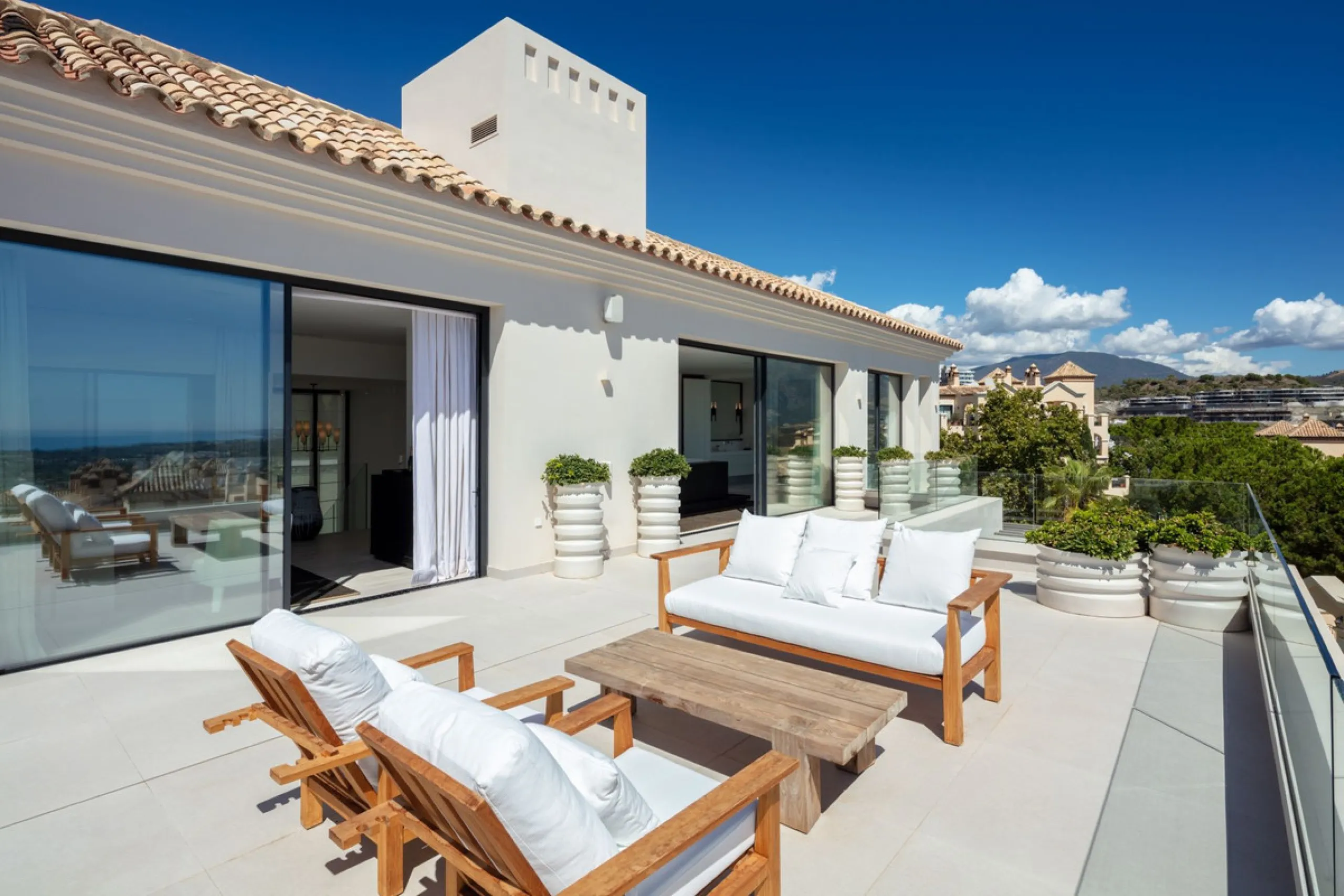 Bespoke and brand new contemporary home, situated on one of the last remaining available plots in El Herrojo, within the La Quinta Golf & Country Club resort, offering maximum accommodation in a prime location. The villa has been built and design to the h