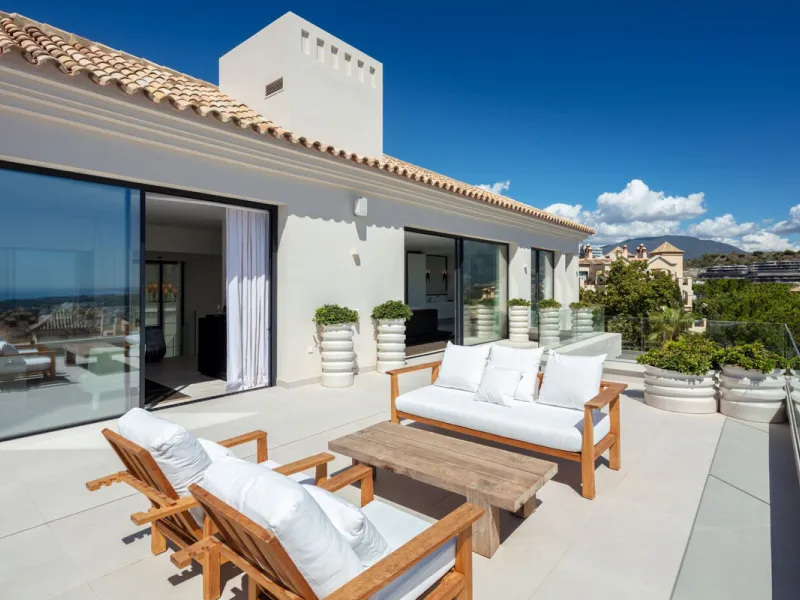 Bespoke and brand new contemporary home, situated on one of the last remaining available plots in El Herrojo, within the La Quinta Golf & Country Club resort, offering maximum accommodation in a prime location. The villa has been built and design to the h