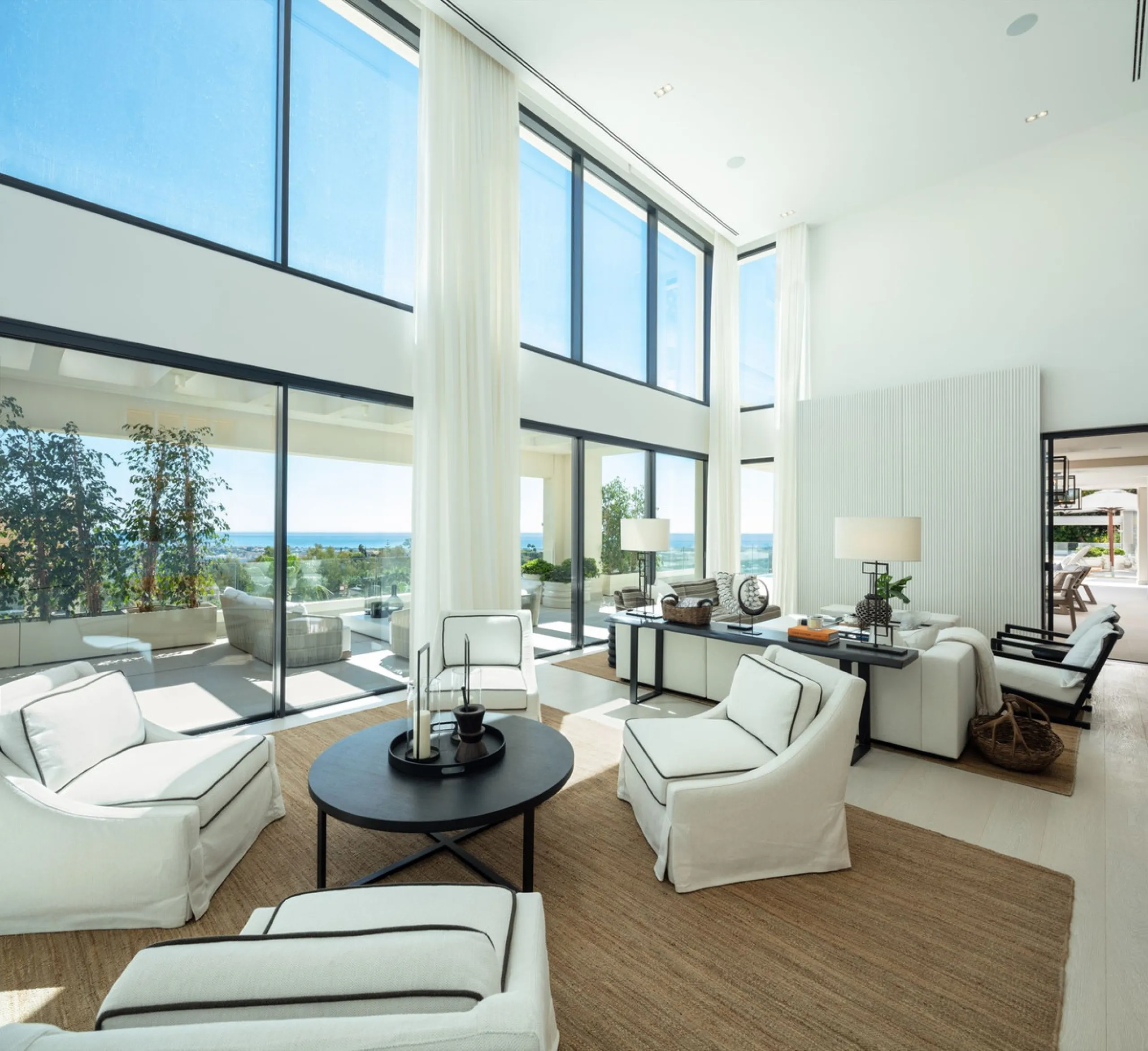 Bespoke and brand new contemporary home, situated on one of the last remaining available plots in El Herrojo, within the La Quinta Golf & Country Club resort, offering maximum accommodation in a prime location. The villa has been built and design to the h
