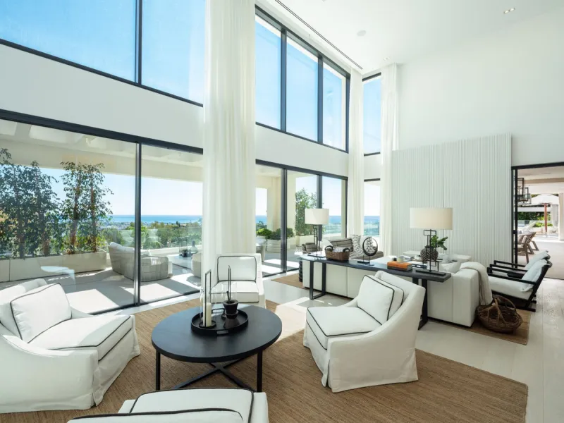 Bespoke and brand new contemporary home, situated on one of the last remaining available plots in El Herrojo, within the La Quinta Golf & Country Club resort, offering maximum accommodation in a prime location. The villa has been built and design to the h