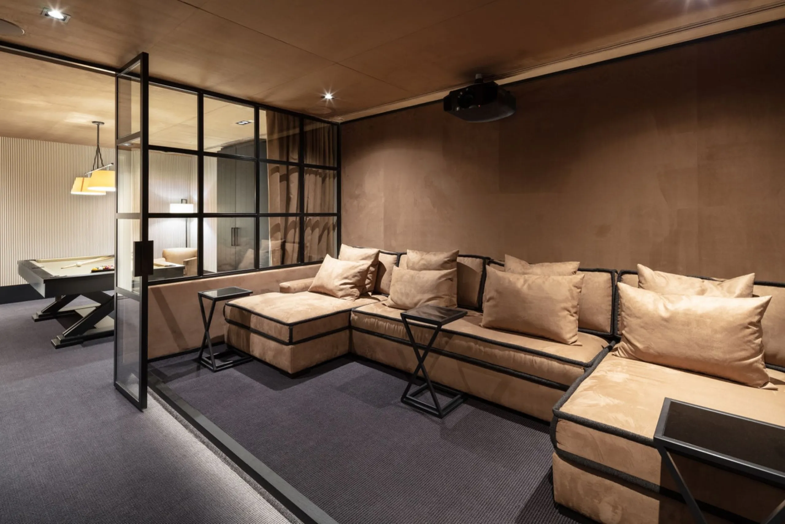 Bespoke and brand new contemporary home, situated on one of the last remaining available plots in El Herrojo, within the La Quinta Golf & Country Club resort, offering maximum accommodation in a prime location. The villa has been built and design to the h