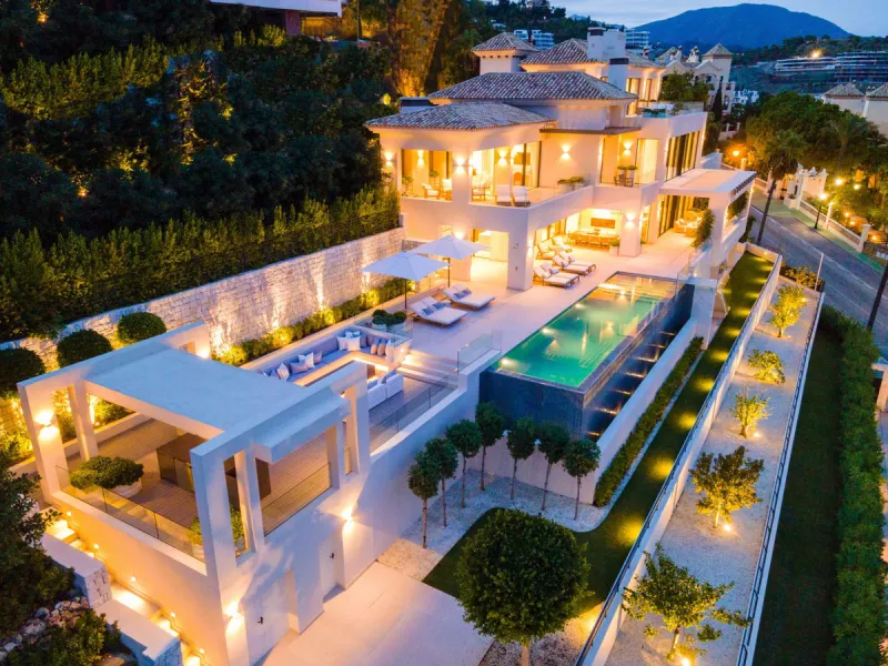 Bespoke and brand new contemporary home, situated on one of the last remaining available plots in El Herrojo, within the La Quinta Golf & Country Club resort, offering maximum accommodation in a prime location. The villa has been built and design to the h