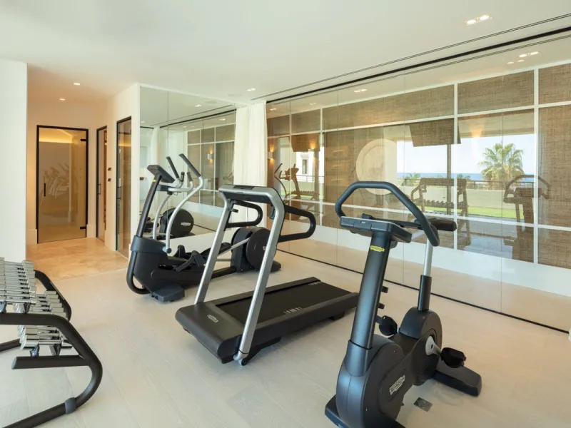 Bespoke and brand new contemporary home, situated on one of the last remaining available plots in El Herrojo, within the La Quinta Golf & Country Club resort, offering maximum accommodation in a prime location. The villa has been built and design to the h