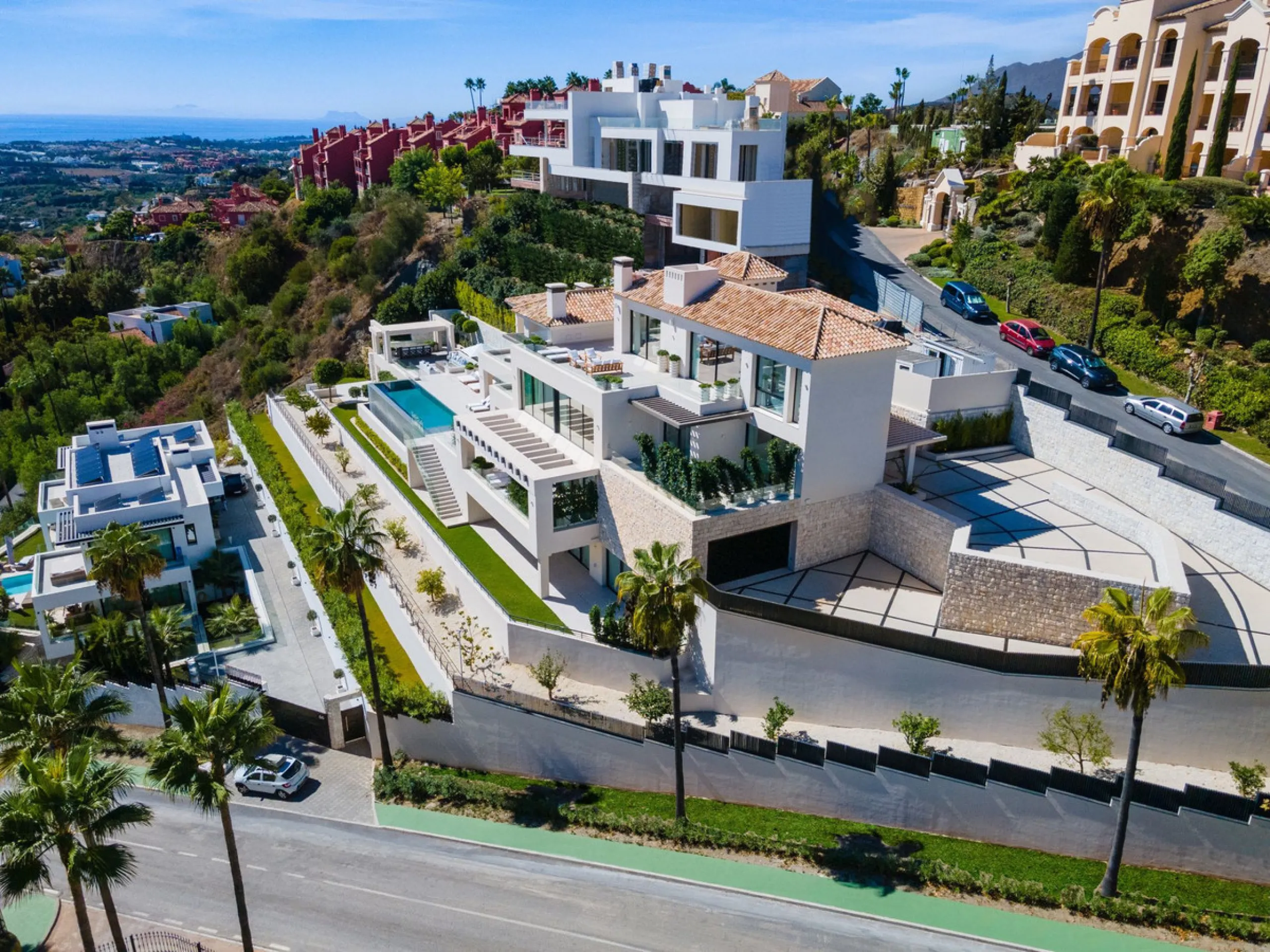 Bespoke and brand new contemporary home, situated on one of the last remaining available plots in El Herrojo, within the La Quinta Golf & Country Club resort, offering maximum accommodation in a prime location. The villa has been built and design to the h