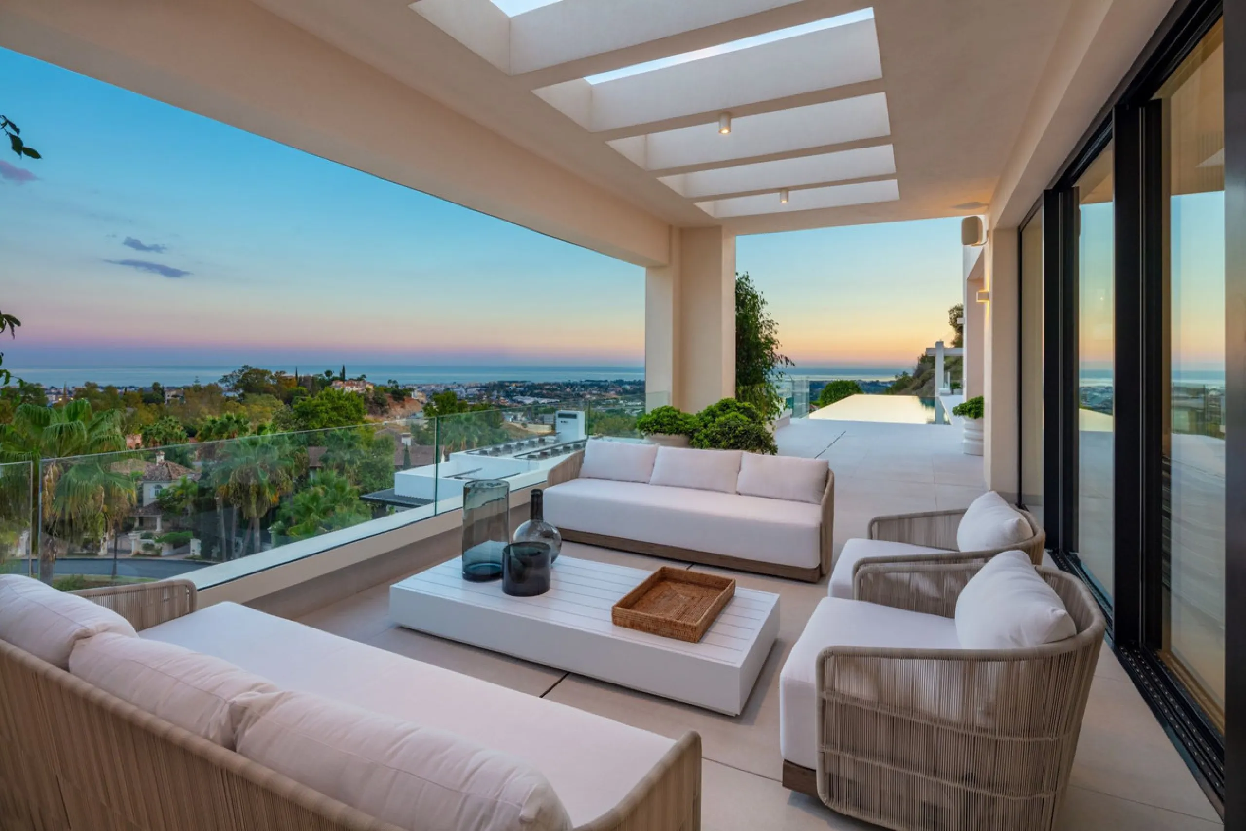 Bespoke and brand new contemporary home, situated on one of the last remaining available plots in El Herrojo, within the La Quinta Golf & Country Club resort, offering maximum accommodation in a prime location. The villa has been built and design to the h