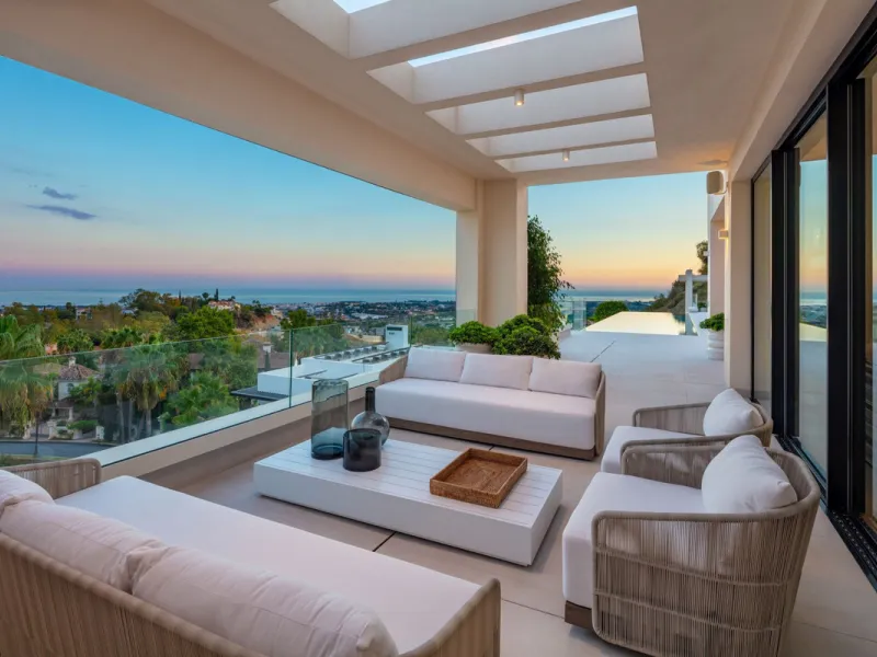 Bespoke and brand new contemporary home, situated on one of the last remaining available plots in El Herrojo, within the La Quinta Golf & Country Club resort, offering maximum accommodation in a prime location. The villa has been built and design to the h