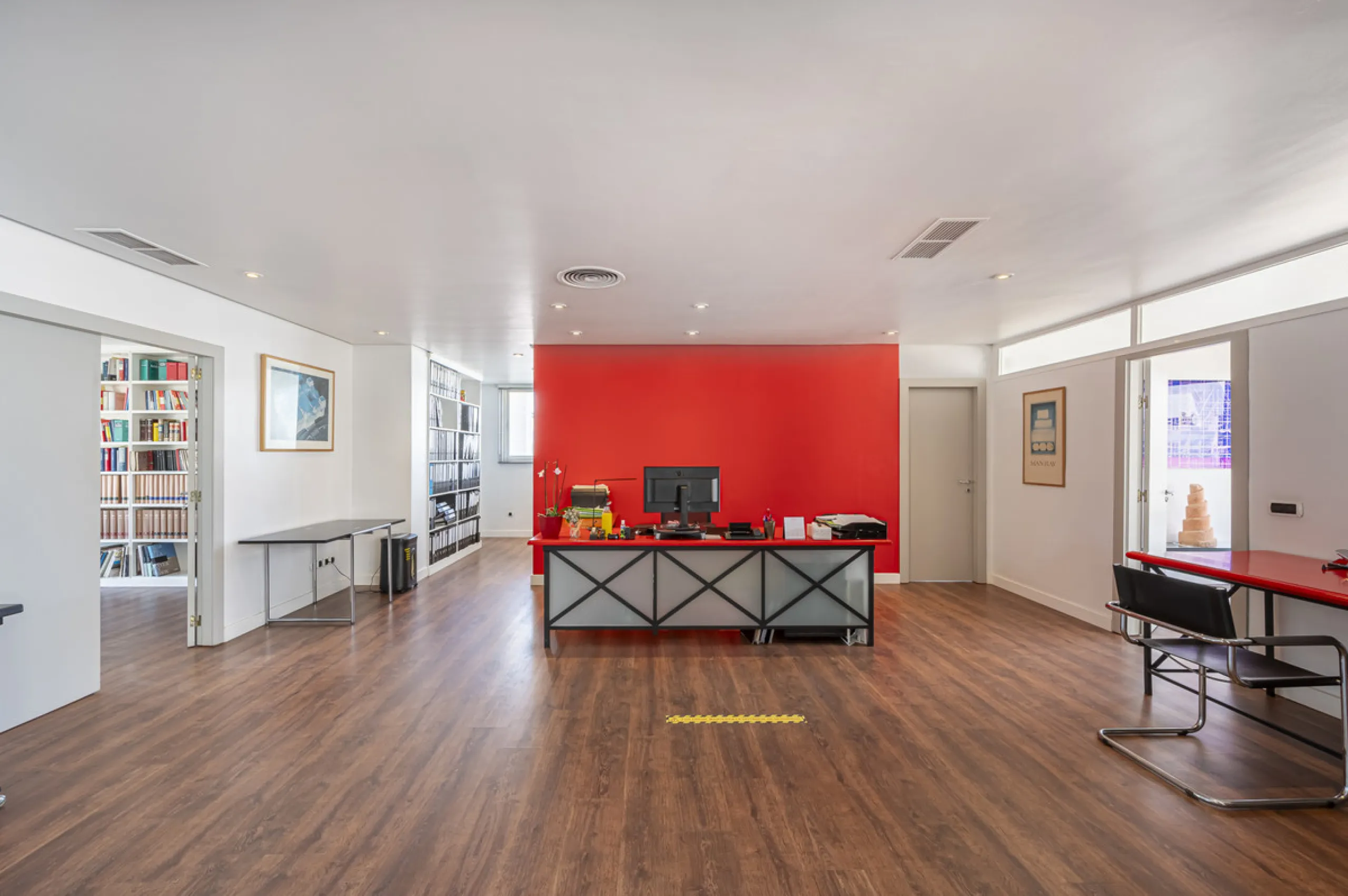 This commercial property is located in the highly sought-after area of Centro Comercial Guadalmina , San Pedro de Alcántara, offering excellent access to the A-7 coast road and AP-7 motorway. It's just minutes from Marbella, Puerto Banús, and Estepona, ma