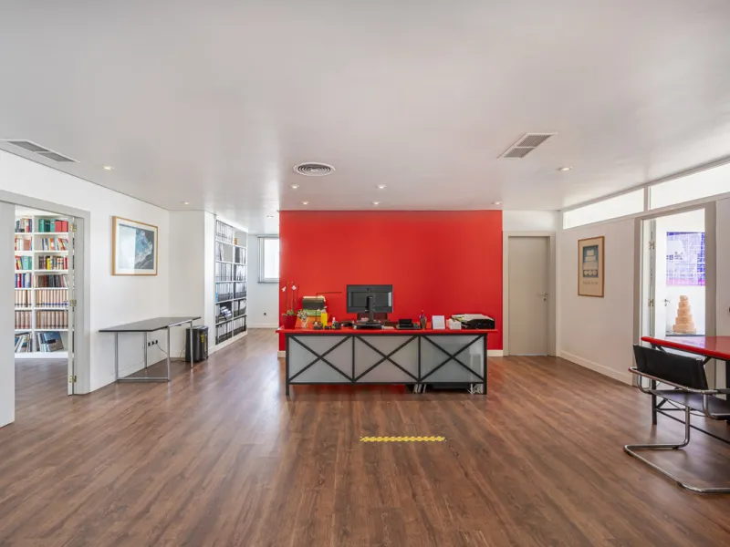 This commercial property is located in the highly sought-after area of Centro Comercial Guadalmina , San Pedro de Alcántara, offering excellent access to the A-7 coast road and AP-7 motorway. It's just minutes from Marbella, Puerto Banús, and Estepona, ma