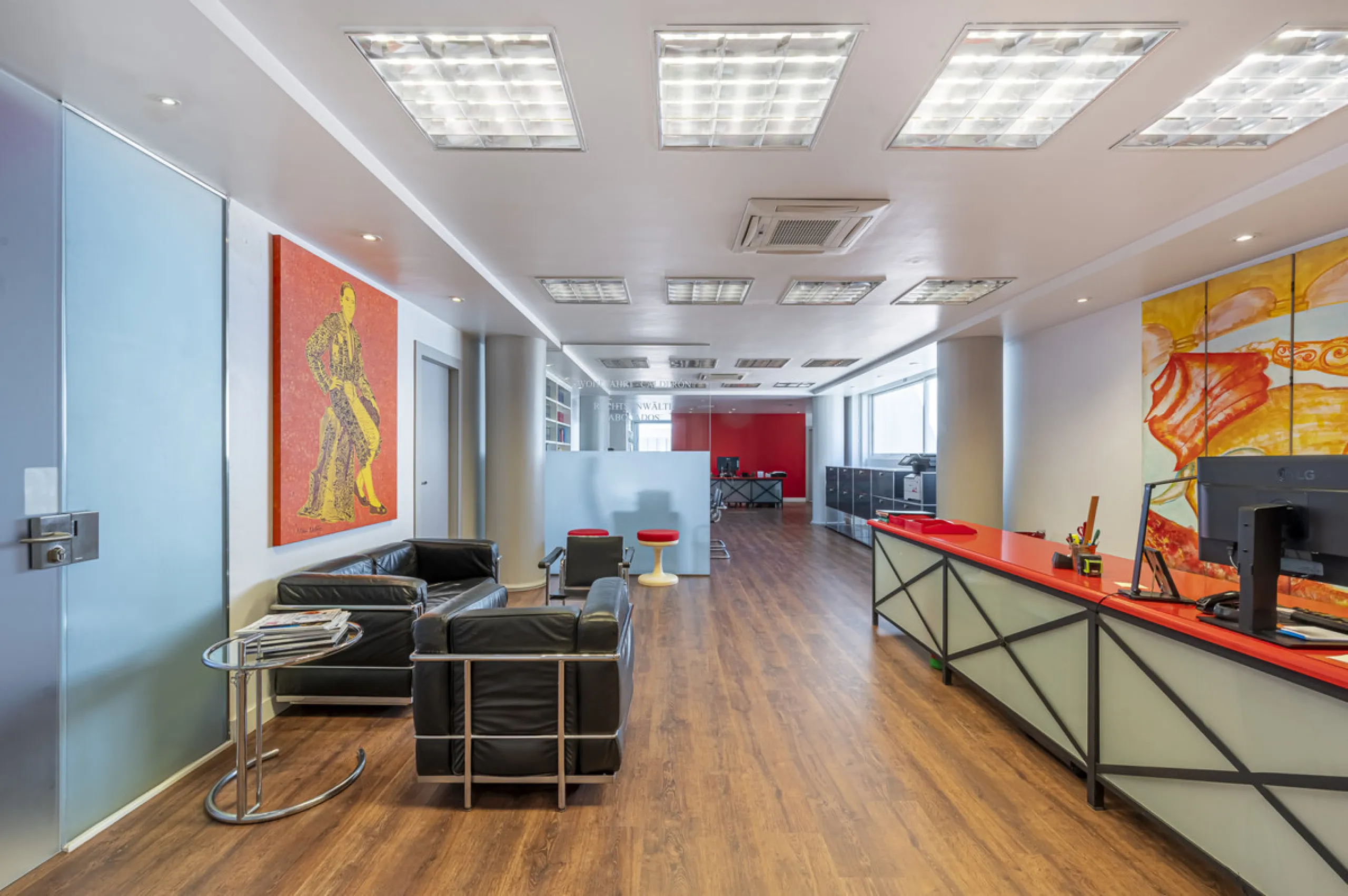 This commercial property is located in the highly sought-after area of Centro Comercial Guadalmina , San Pedro de Alcántara, offering excellent access to the A-7 coast road and AP-7 motorway. It's just minutes from Marbella, Puerto Banús, and Estepona, ma