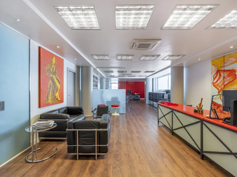This commercial property is located in the highly sought-after area of Centro Comercial Guadalmina , San Pedro de Alcántara, offering excellent access to the A-7 coast road and AP-7 motorway. It's just minutes from Marbella, Puerto Banús, and Estepona, ma
