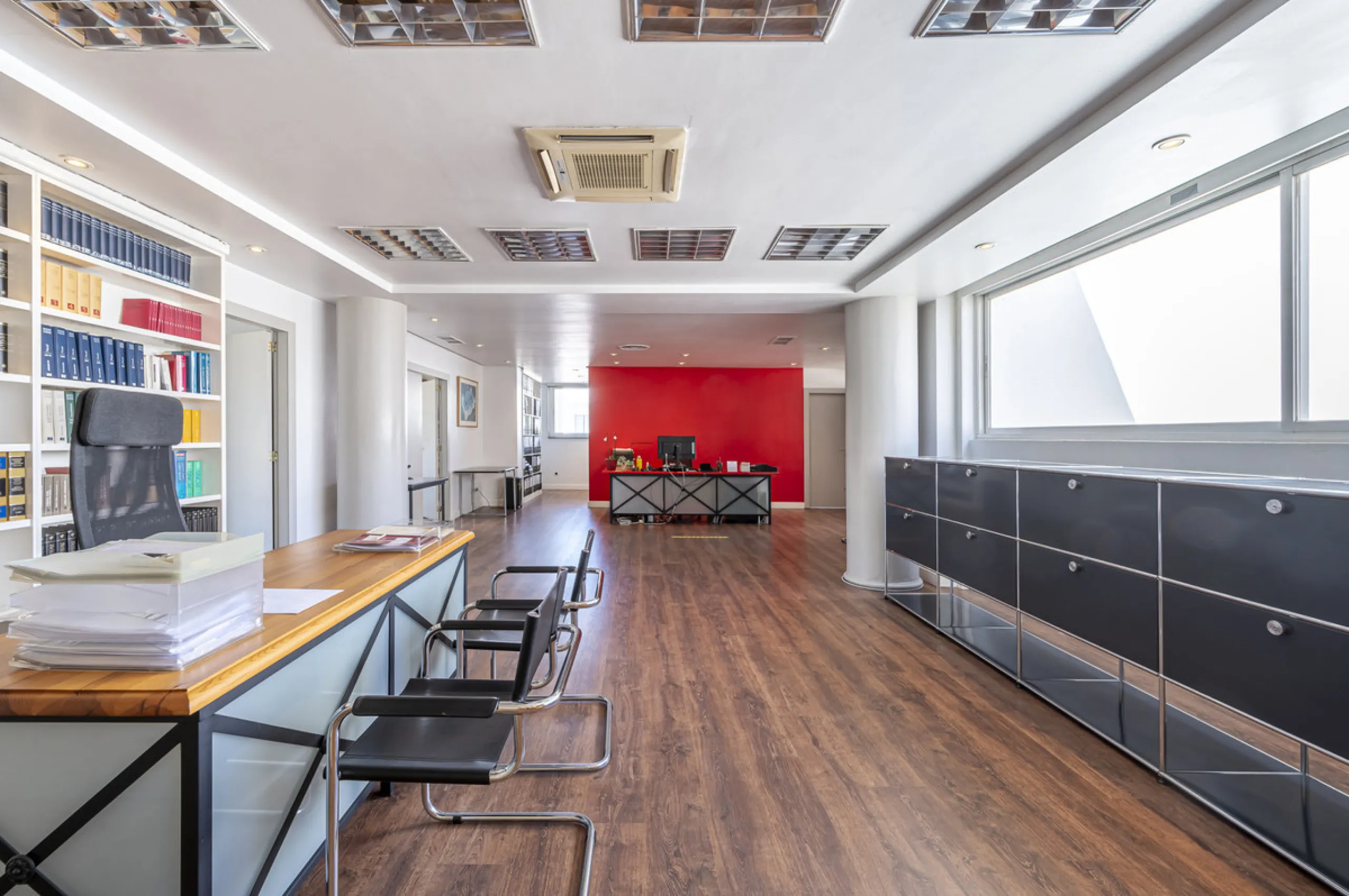 This commercial property is located in the highly sought-after area of Centro Comercial Guadalmina , San Pedro de Alcántara, offering excellent access to the A-7 coast road and AP-7 motorway. It's just minutes from Marbella, Puerto Banús, and Estepona, ma
