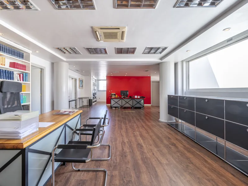 This commercial property is located in the highly sought-after area of Centro Comercial Guadalmina , San Pedro de Alcántara, offering excellent access to the A-7 coast road and AP-7 motorway. It's just minutes from Marbella, Puerto Banús, and Estepona, ma