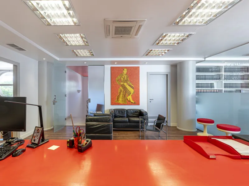 This commercial property is located in the highly sought-after area of Centro Comercial Guadalmina , San Pedro de Alcántara, offering excellent access to the A-7 coast road and AP-7 motorway. It's just minutes from Marbella, Puerto Banús, and Estepona, ma