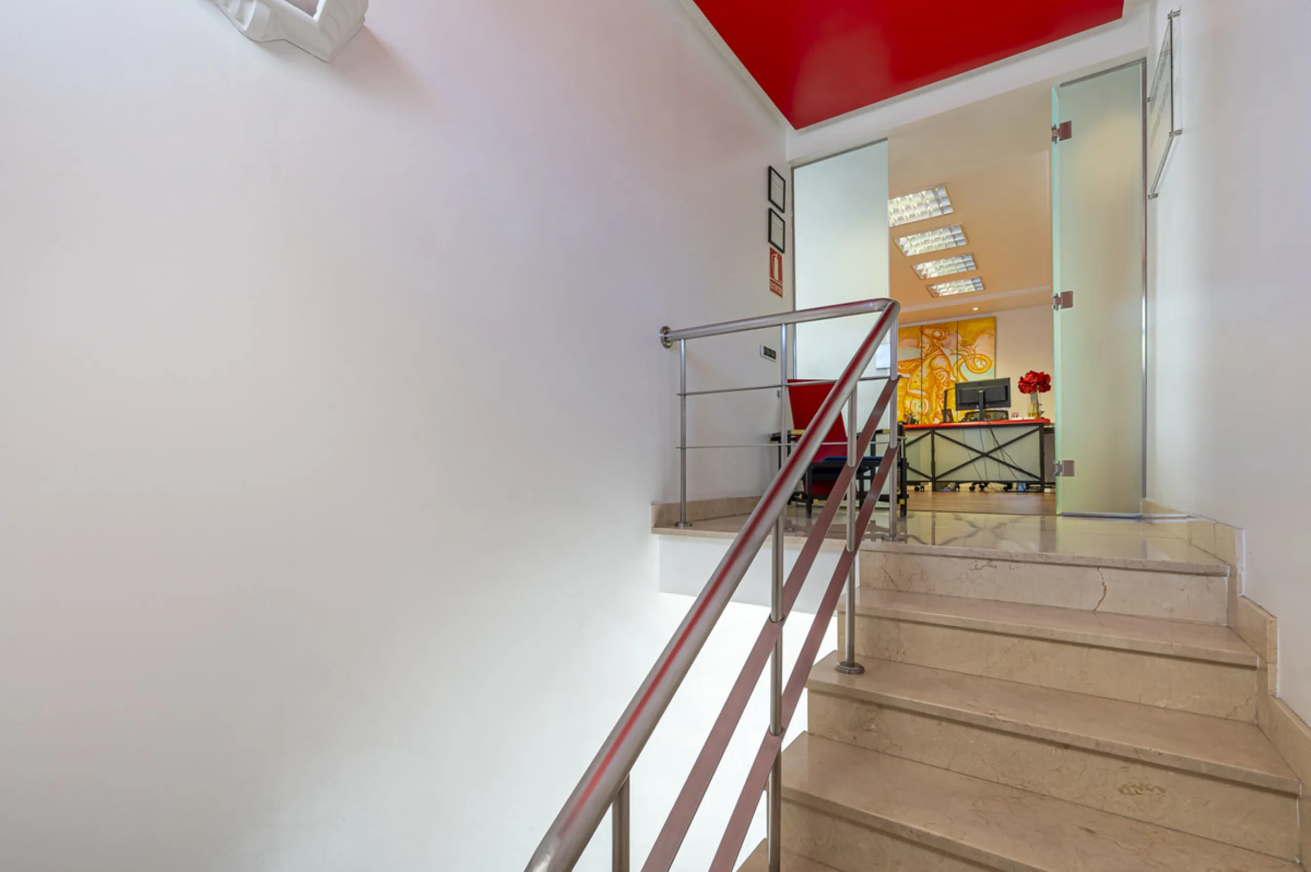 This commercial property is located in the highly sought-after area of Centro Comercial Guadalmina , San Pedro de Alcántara, offering excellent access to the A-7 coast road and AP-7 motorway. It's just minutes from Marbella, Puerto Banús, and Estepona, ma