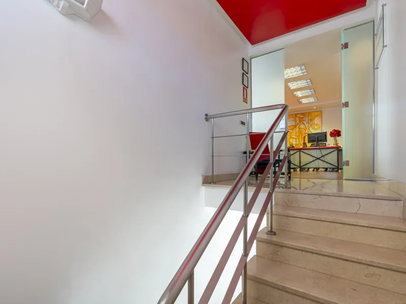 This commercial property is located in the highly sought-after area of Centro Comercial Guadalmina , San Pedro de Alcántara, offering excellent access to the A-7 coast road and AP-7 motorway. It's just minutes from Marbella, Puerto Banús, and Estepona, ma