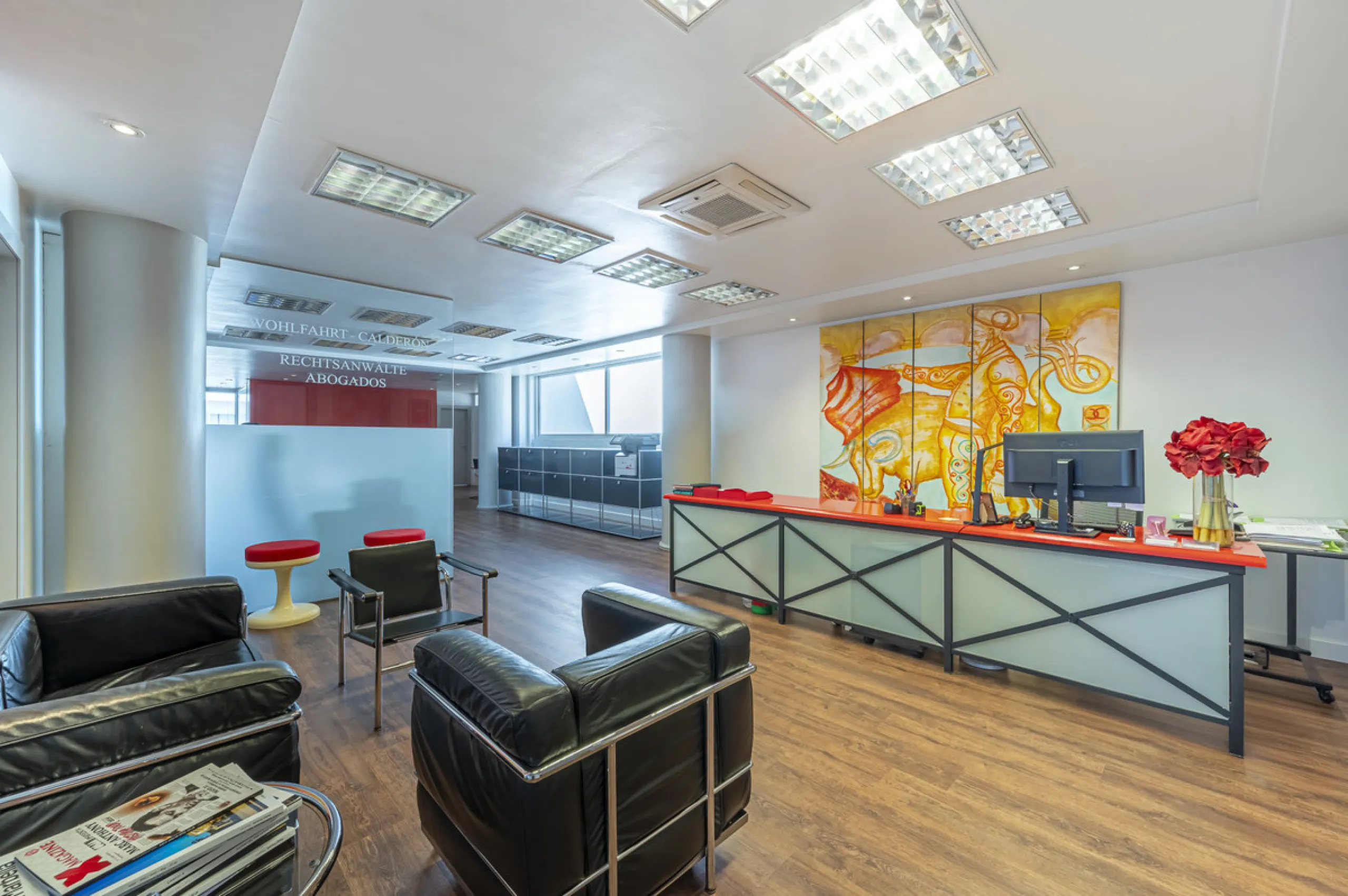 This commercial property is located in the highly sought-after area of Centro Comercial Guadalmina , San Pedro de Alcántara, offering excellent access to the A-7 coast road and AP-7 motorway. It's just minutes from Marbella, Puerto Banús, and Estepona, ma