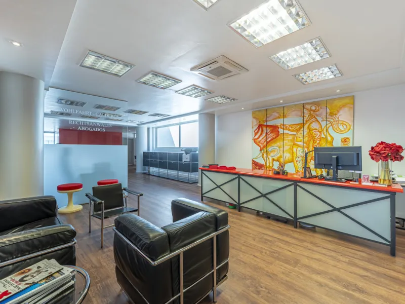 This commercial property is located in the highly sought-after area of Centro Comercial Guadalmina , San Pedro de Alcántara, offering excellent access to the A-7 coast road and AP-7 motorway. It's just minutes from Marbella, Puerto Banús, and Estepona, ma