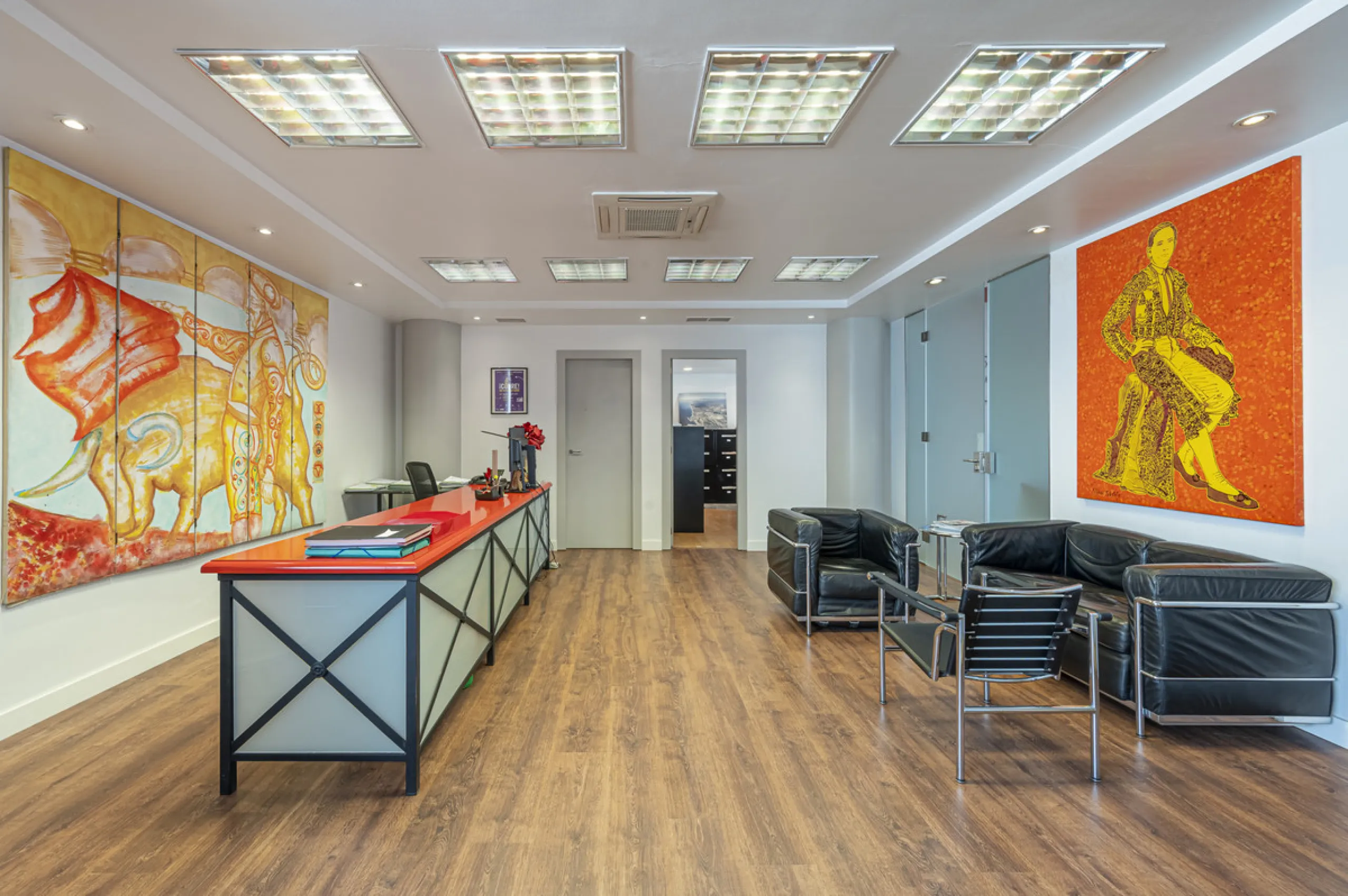 This commercial property is located in the highly sought-after area of Centro Comercial Guadalmina , San Pedro de Alcántara, offering excellent access to the A-7 coast road and AP-7 motorway. It's just minutes from Marbella, Puerto Banús, and Estepona, ma
