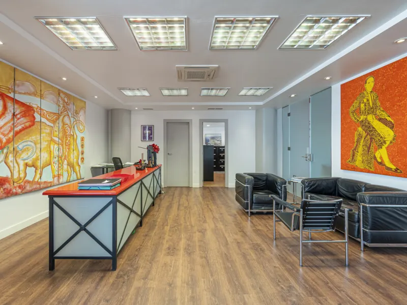 This commercial property is located in the highly sought-after area of Centro Comercial Guadalmina , San Pedro de Alcántara, offering excellent access to the A-7 coast road and AP-7 motorway. It's just minutes from Marbella, Puerto Banús, and Estepona, ma