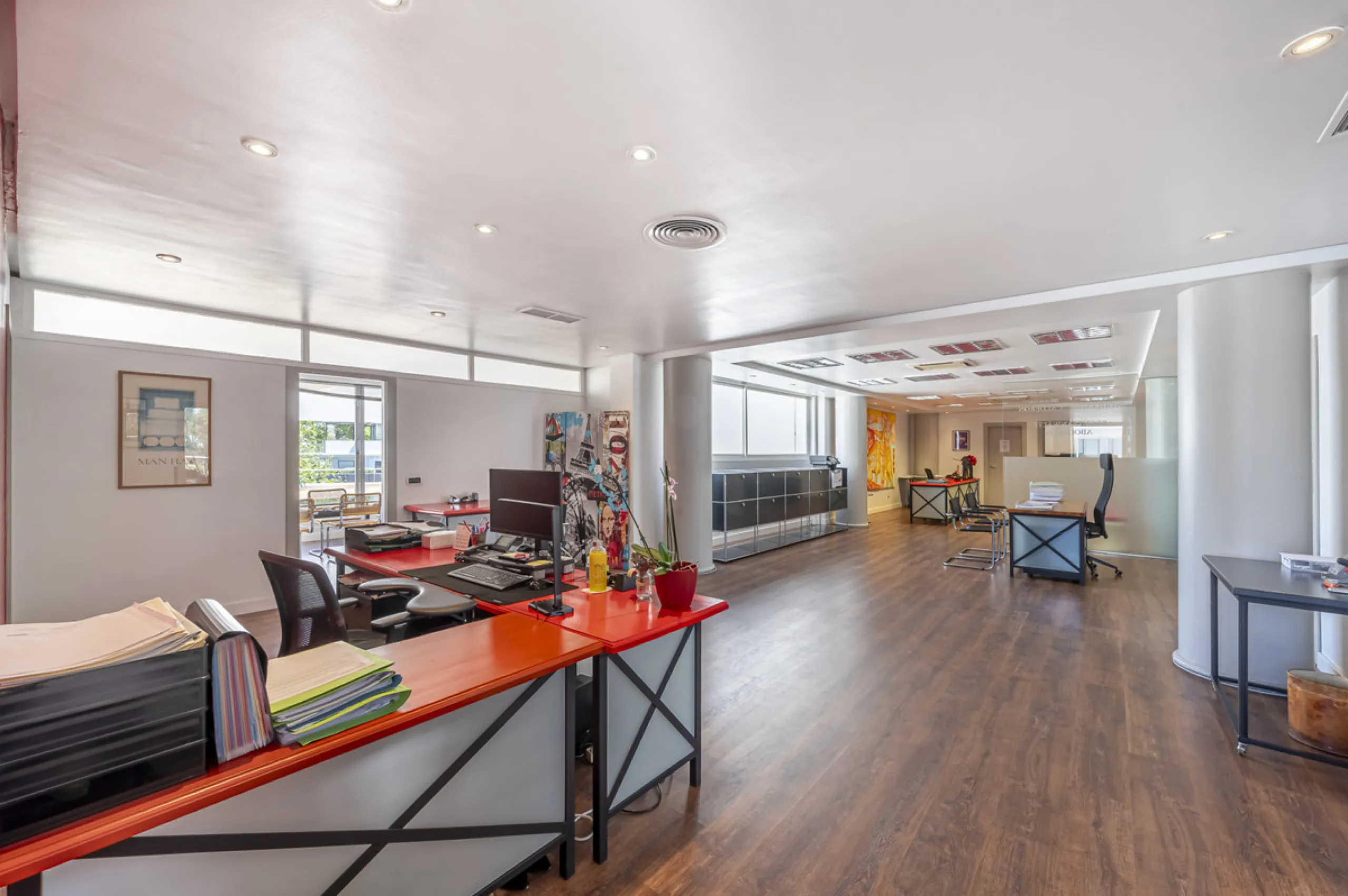 This commercial property is located in the highly sought-after area of Centro Comercial Guadalmina , San Pedro de Alcántara, offering excellent access to the A-7 coast road and AP-7 motorway. It's just minutes from Marbella, Puerto Banús, and Estepona, ma