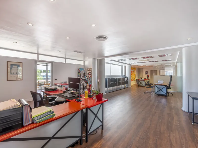 This commercial property is located in the highly sought-after area of Centro Comercial Guadalmina , San Pedro de Alcántara, offering excellent access to the A-7 coast road and AP-7 motorway. It's just minutes from Marbella, Puerto Banús, and Estepona, ma