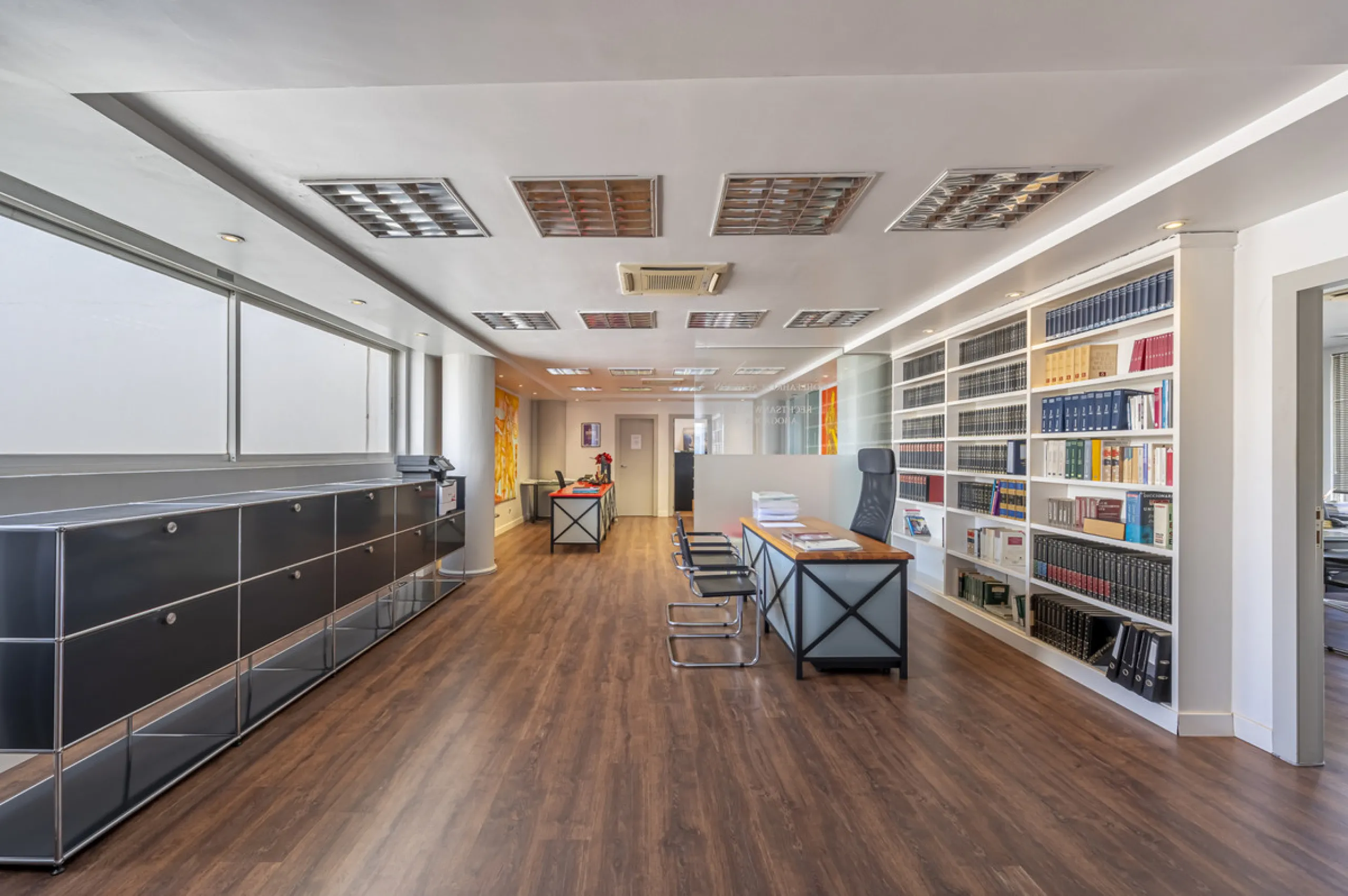 This commercial property is located in the highly sought-after area of Centro Comercial Guadalmina , San Pedro de Alcántara, offering excellent access to the A-7 coast road and AP-7 motorway. It's just minutes from Marbella, Puerto Banús, and Estepona, ma