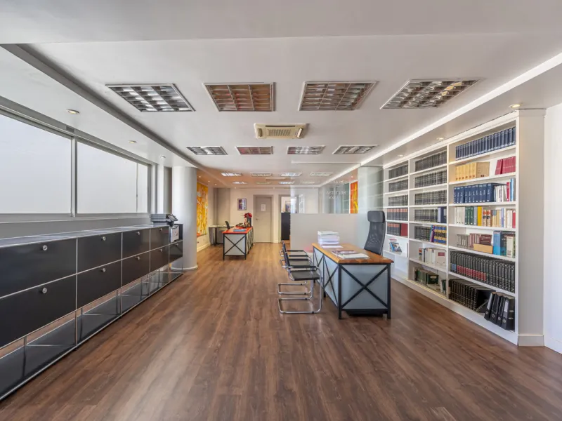 This commercial property is located in the highly sought-after area of Centro Comercial Guadalmina , San Pedro de Alcántara, offering excellent access to the A-7 coast road and AP-7 motorway. It's just minutes from Marbella, Puerto Banús, and Estepona, ma