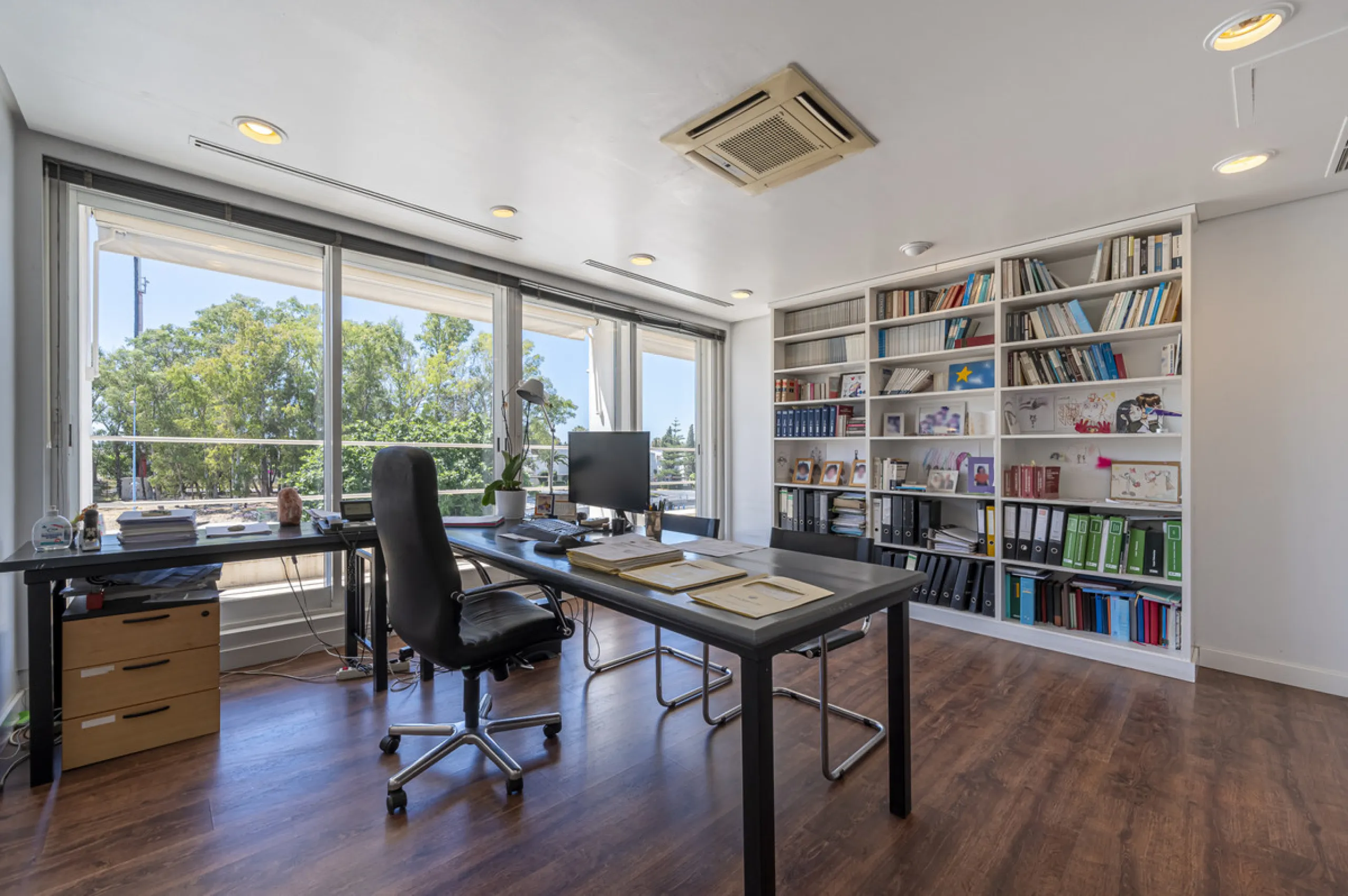 This commercial property is located in the highly sought-after area of Centro Comercial Guadalmina , San Pedro de Alcántara, offering excellent access to the A-7 coast road and AP-7 motorway. It's just minutes from Marbella, Puerto Banús, and Estepona, ma