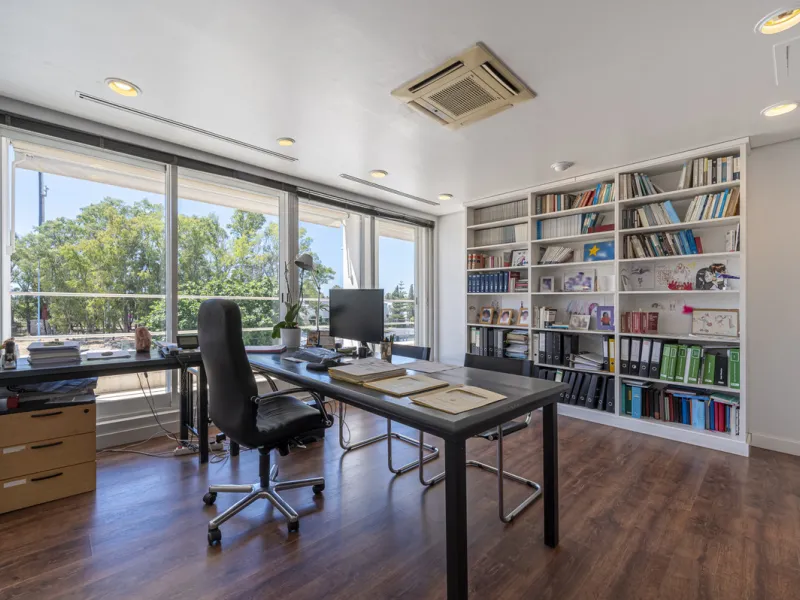 This commercial property is located in the highly sought-after area of Centro Comercial Guadalmina , San Pedro de Alcántara, offering excellent access to the A-7 coast road and AP-7 motorway. It's just minutes from Marbella, Puerto Banús, and Estepona, ma