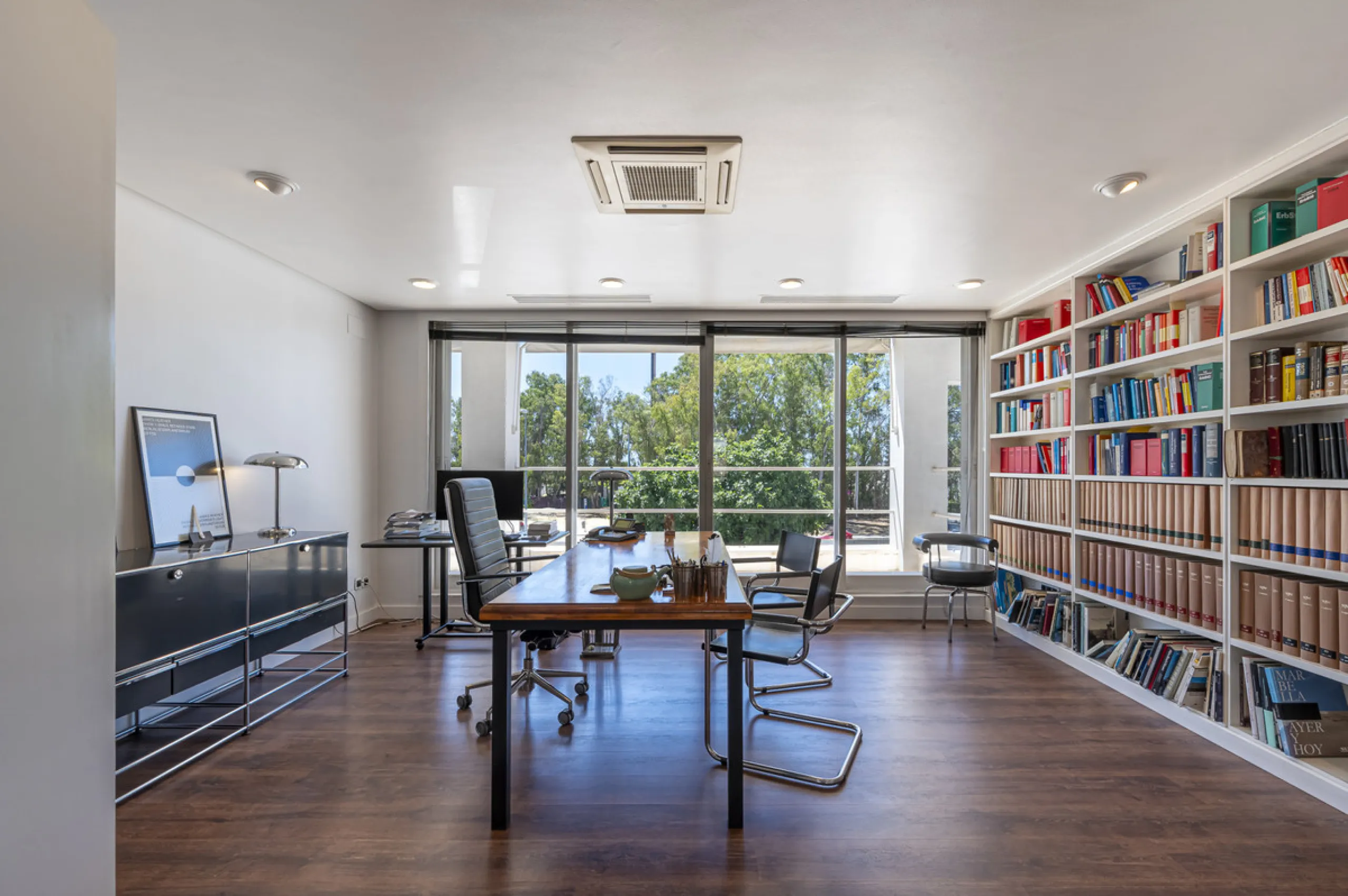 This commercial property is located in the highly sought-after area of Centro Comercial Guadalmina , San Pedro de Alcántara, offering excellent access to the A-7 coast road and AP-7 motorway. It's just minutes from Marbella, Puerto Banús, and Estepona, ma