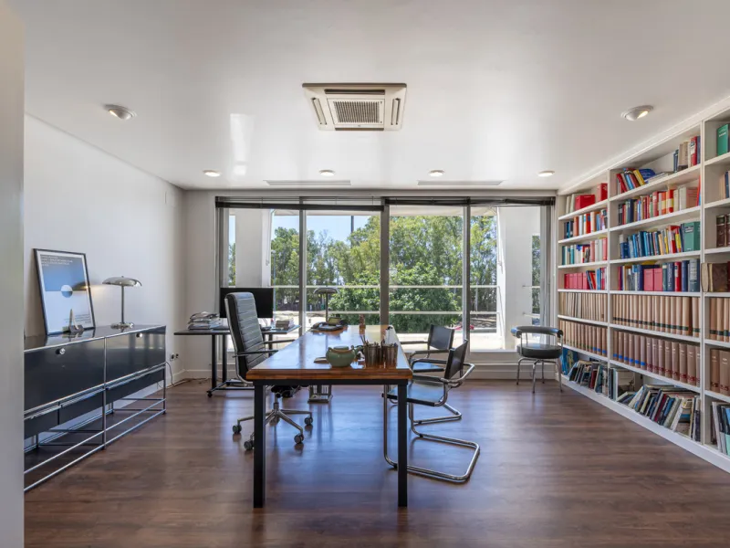 This commercial property is located in the highly sought-after area of Centro Comercial Guadalmina , San Pedro de Alcántara, offering excellent access to the A-7 coast road and AP-7 motorway. It's just minutes from Marbella, Puerto Banús, and Estepona, ma
