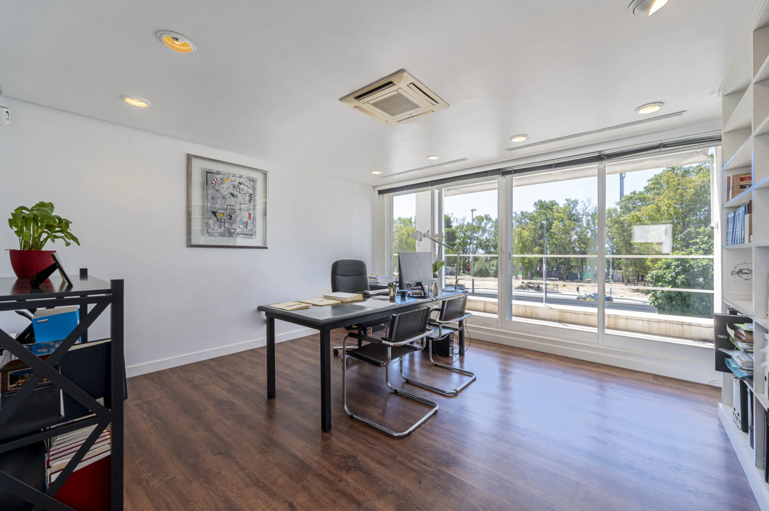 This commercial property is located in the highly sought-after area of Centro Comercial Guadalmina , San Pedro de Alcántara, offering excellent access to the A-7 coast road and AP-7 motorway. It's just minutes from Marbella, Puerto Banús, and Estepona, ma