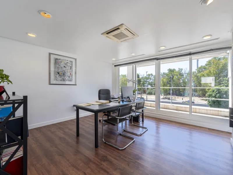 This commercial property is located in the highly sought-after area of Centro Comercial Guadalmina , San Pedro de Alcántara, offering excellent access to the A-7 coast road and AP-7 motorway. It's just minutes from Marbella, Puerto Banús, and Estepona, ma