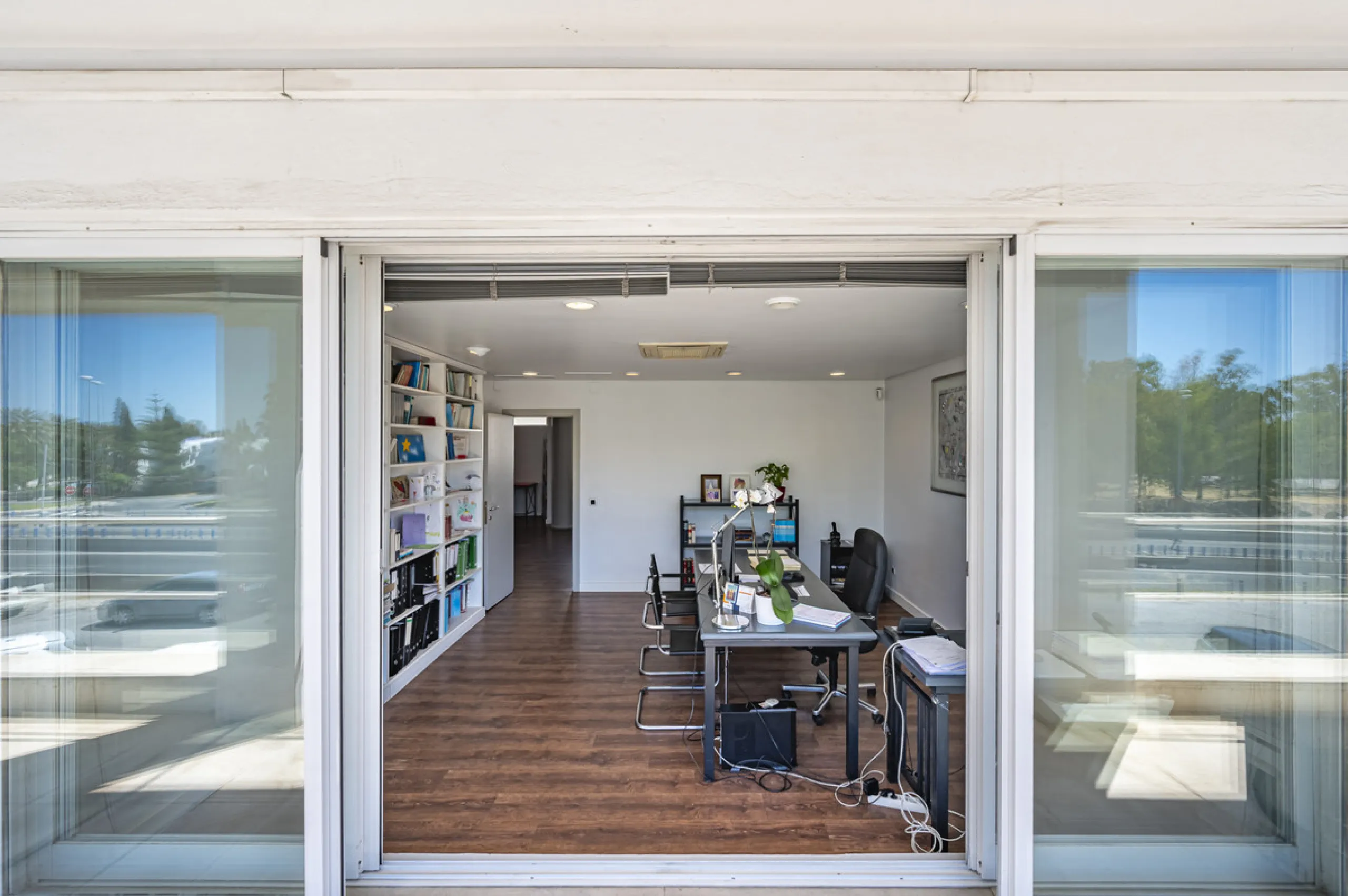 This commercial property is located in the highly sought-after area of Centro Comercial Guadalmina , San Pedro de Alcántara, offering excellent access to the A-7 coast road and AP-7 motorway. It's just minutes from Marbella, Puerto Banús, and Estepona, ma