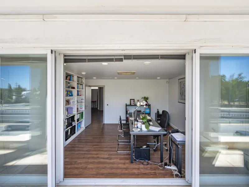 This commercial property is located in the highly sought-after area of Centro Comercial Guadalmina , San Pedro de Alcántara, offering excellent access to the A-7 coast road and AP-7 motorway. It's just minutes from Marbella, Puerto Banús, and Estepona, ma