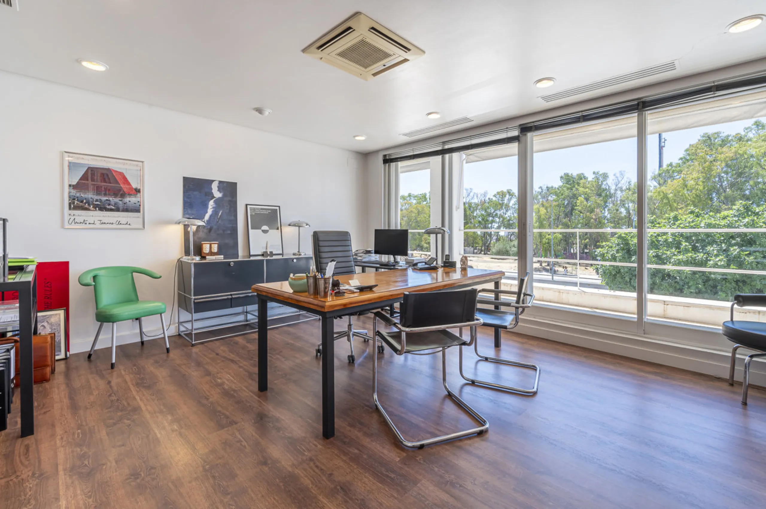 This commercial property is located in the highly sought-after area of Centro Comercial Guadalmina , San Pedro de Alcántara, offering excellent access to the A-7 coast road and AP-7 motorway. It's just minutes from Marbella, Puerto Banús, and Estepona, ma