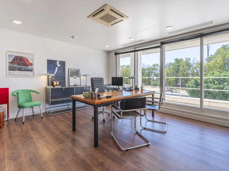 This commercial property is located in the highly sought-after area of Centro Comercial Guadalmina , San Pedro de Alcántara, offering excellent access to the A-7 coast road and AP-7 motorway. It's just minutes from Marbella, Puerto Banús, and Estepona, ma