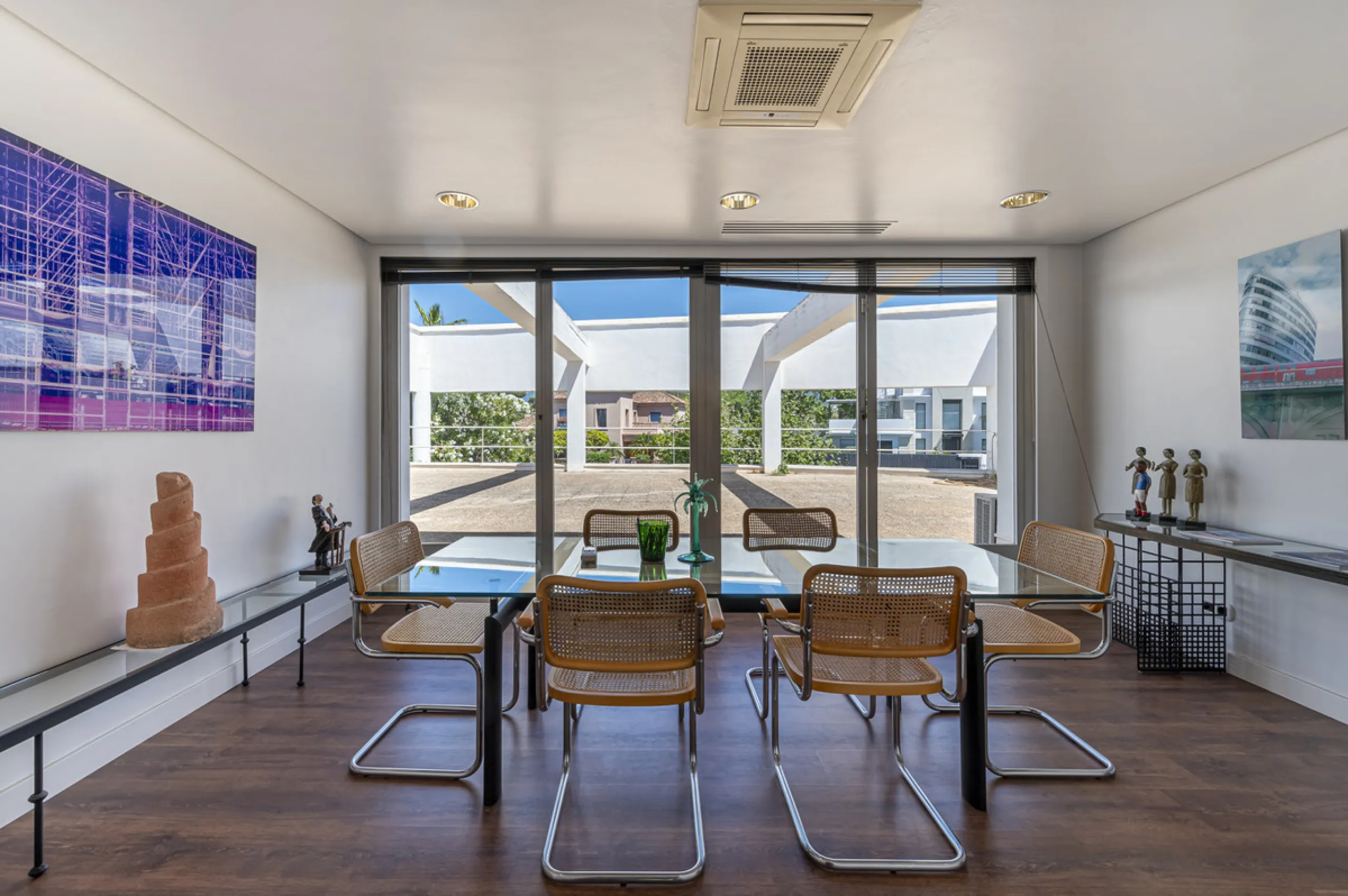 This commercial property is located in the highly sought-after area of Centro Comercial Guadalmina , San Pedro de Alcántara, offering excellent access to the A-7 coast road and AP-7 motorway. It's just minutes from Marbella, Puerto Banús, and Estepona, ma