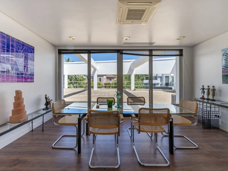 This commercial property is located in the highly sought-after area of Centro Comercial Guadalmina , San Pedro de Alcántara, offering excellent access to the A-7 coast road and AP-7 motorway. It's just minutes from Marbella, Puerto Banús, and Estepona, ma