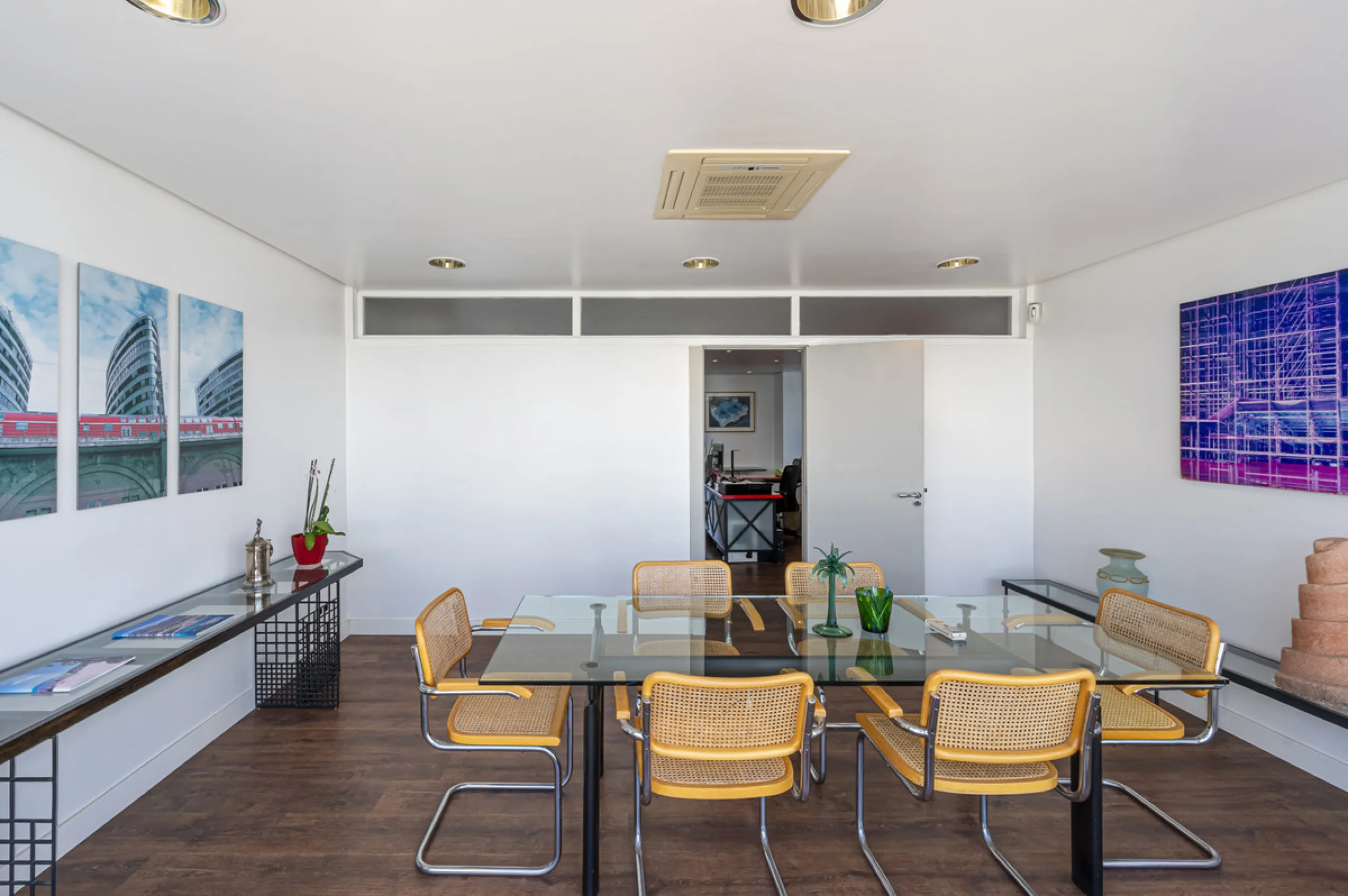 This commercial property is located in the highly sought-after area of Centro Comercial Guadalmina , San Pedro de Alcántara, offering excellent access to the A-7 coast road and AP-7 motorway. It's just minutes from Marbella, Puerto Banús, and Estepona, ma