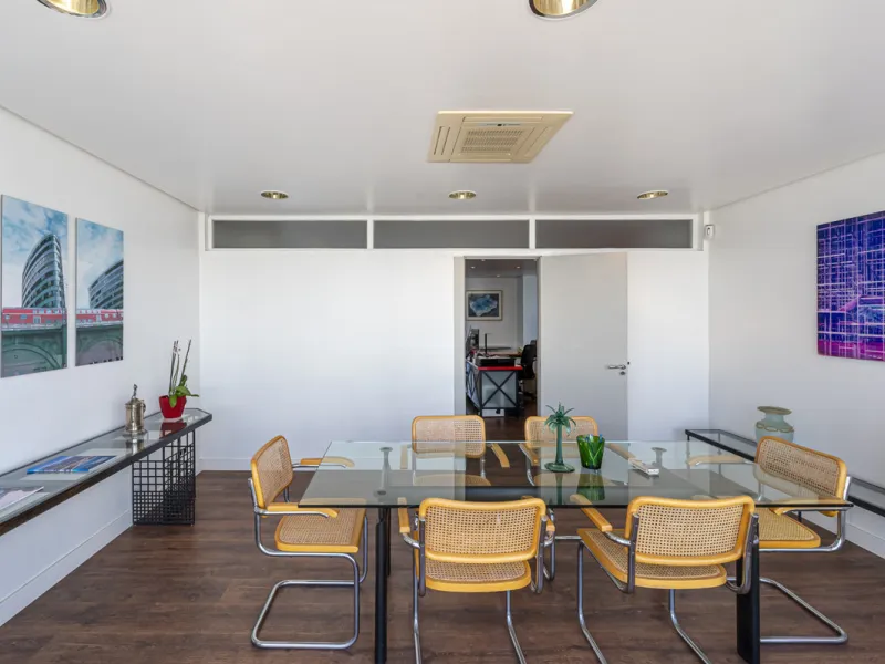 This commercial property is located in the highly sought-after area of Centro Comercial Guadalmina , San Pedro de Alcántara, offering excellent access to the A-7 coast road and AP-7 motorway. It's just minutes from Marbella, Puerto Banús, and Estepona, ma