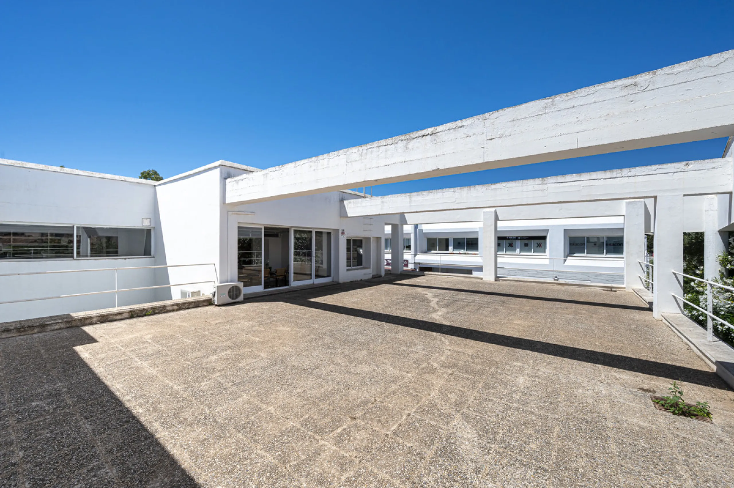 This commercial property is located in the highly sought-after area of Centro Comercial Guadalmina , San Pedro de Alcántara, offering excellent access to the A-7 coast road and AP-7 motorway. It's just minutes from Marbella, Puerto Banús, and Estepona, ma