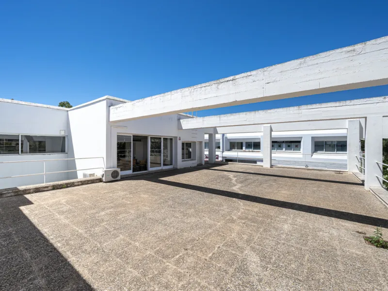 This commercial property is located in the highly sought-after area of Centro Comercial Guadalmina , San Pedro de Alcántara, offering excellent access to the A-7 coast road and AP-7 motorway. It's just minutes from Marbella, Puerto Banús, and Estepona, ma