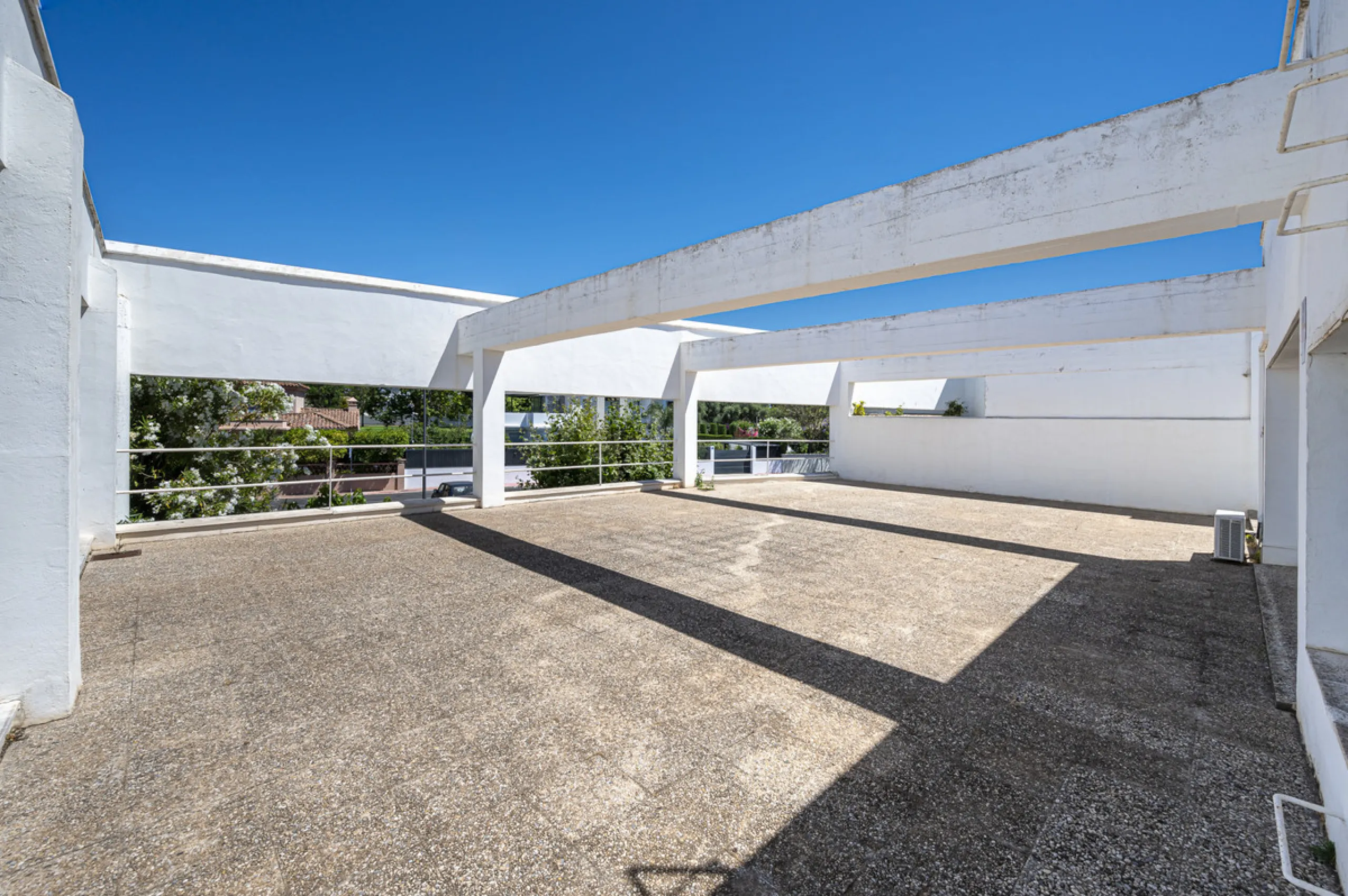 This commercial property is located in the highly sought-after area of Centro Comercial Guadalmina , San Pedro de Alcántara, offering excellent access to the A-7 coast road and AP-7 motorway. It's just minutes from Marbella, Puerto Banús, and Estepona, ma