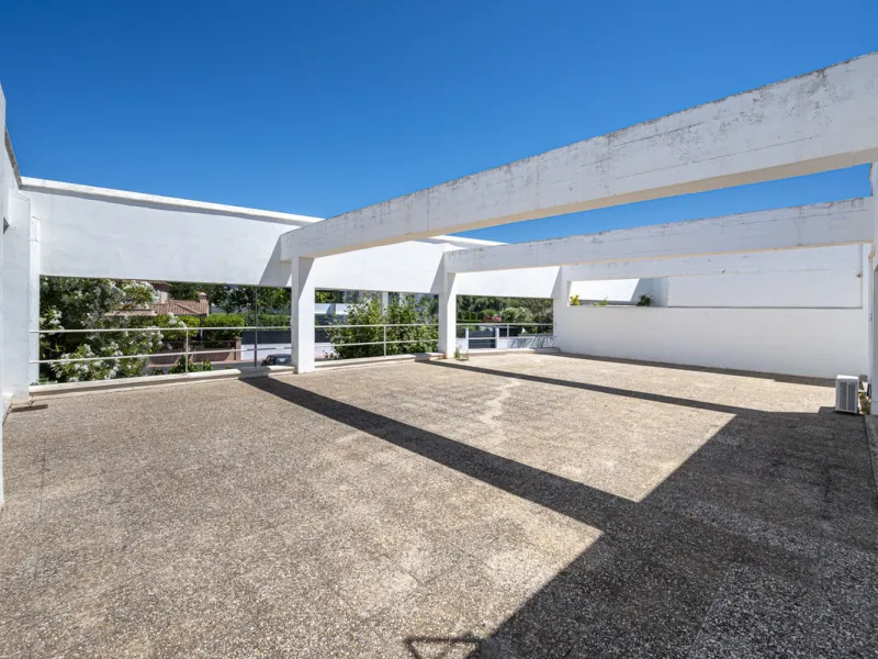 This commercial property is located in the highly sought-after area of Centro Comercial Guadalmina , San Pedro de Alcántara, offering excellent access to the A-7 coast road and AP-7 motorway. It's just minutes from Marbella, Puerto Banús, and Estepona, ma