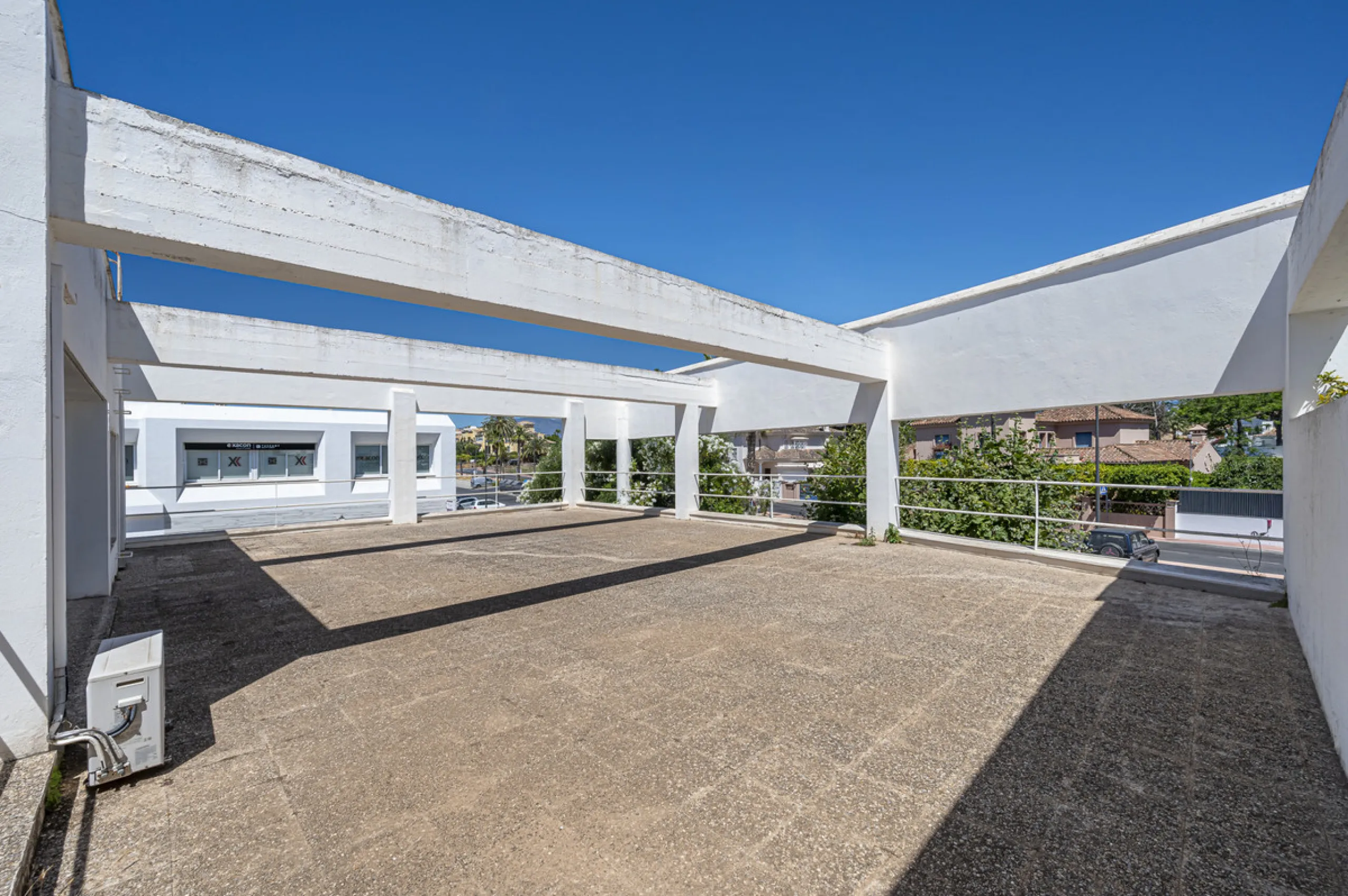 This commercial property is located in the highly sought-after area of Centro Comercial Guadalmina , San Pedro de Alcántara, offering excellent access to the A-7 coast road and AP-7 motorway. It's just minutes from Marbella, Puerto Banús, and Estepona, ma