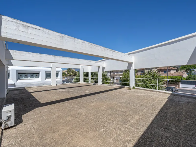 This commercial property is located in the highly sought-after area of Centro Comercial Guadalmina , San Pedro de Alcántara, offering excellent access to the A-7 coast road and AP-7 motorway. It's just minutes from Marbella, Puerto Banús, and Estepona, ma