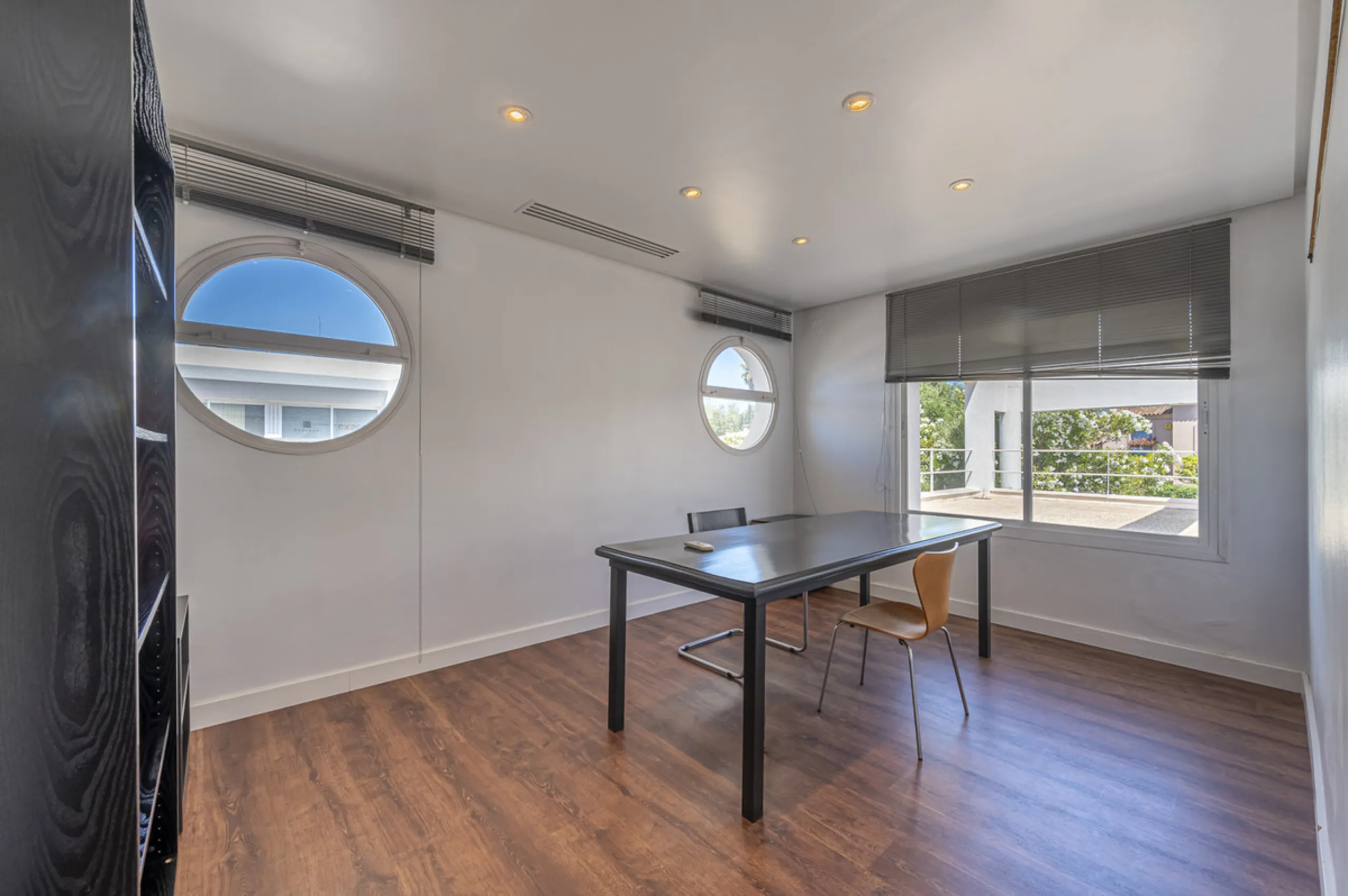 This commercial property is located in the highly sought-after area of Centro Comercial Guadalmina , San Pedro de Alcántara, offering excellent access to the A-7 coast road and AP-7 motorway. It's just minutes from Marbella, Puerto Banús, and Estepona, ma